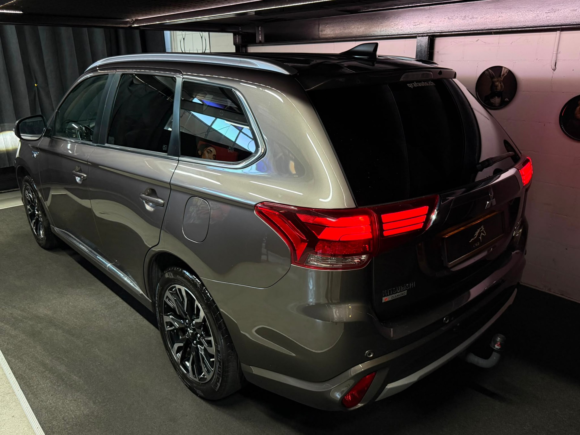 MITSUBISHI Outlander 2.0 PHEV Diamond 4WD Automatic-showroom-element-2