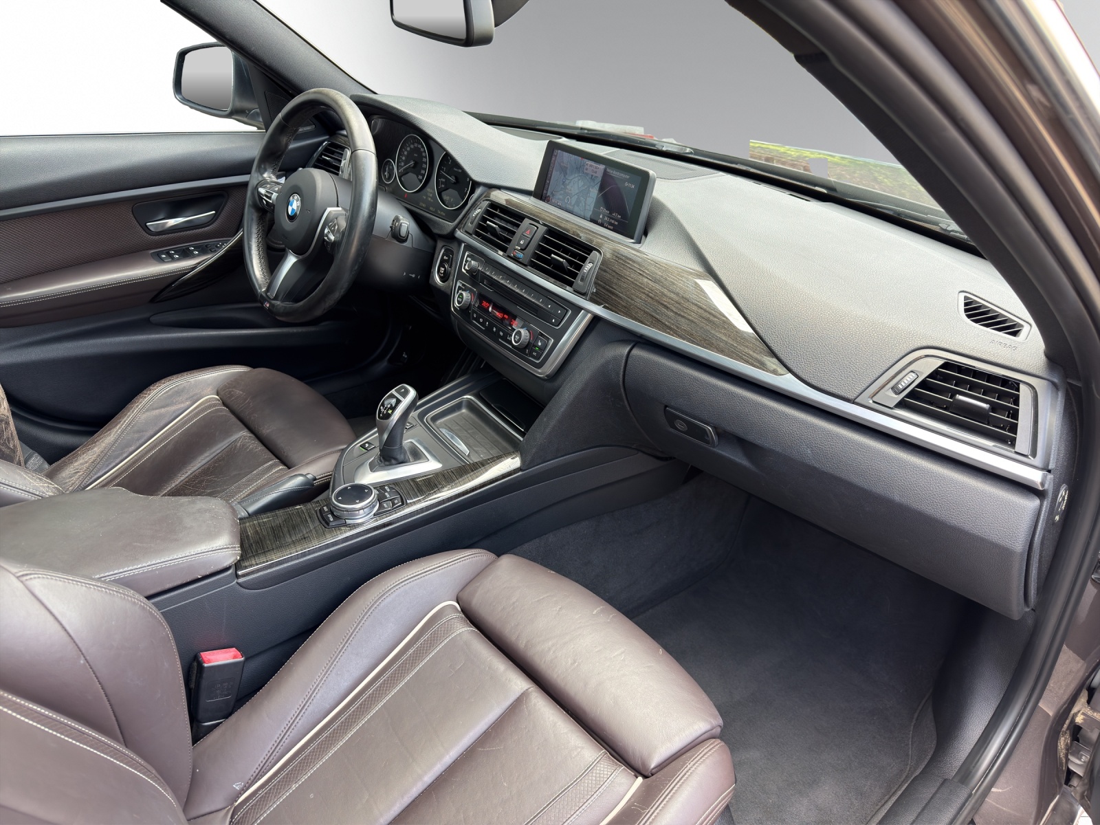 BMW 335i xDrive SAG Touring-image-12