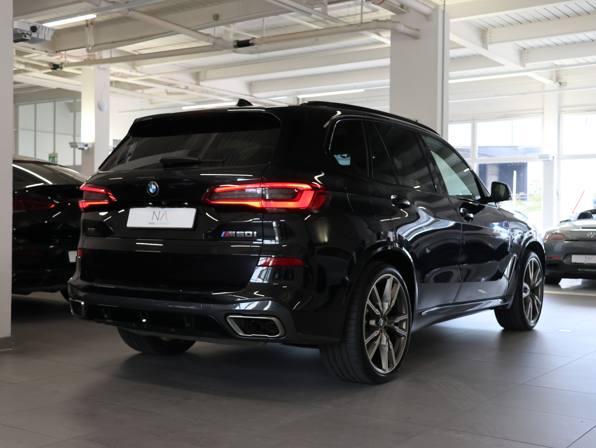 BMW X5 xDrive M50i Steptronic *BLACK-SAPPHIRE LACKIERUNG*-image-9