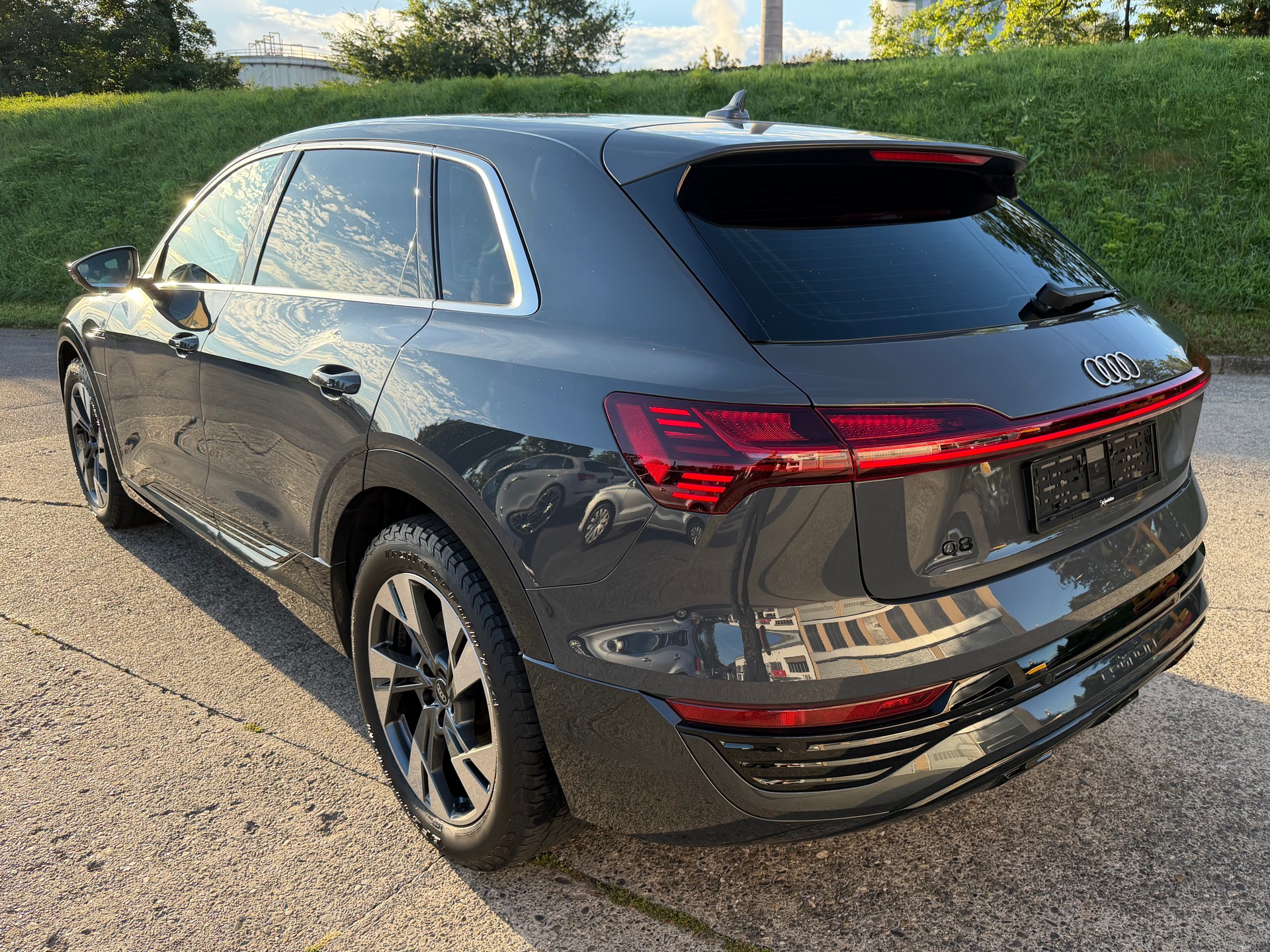 AUDI Q8 50 e-tron advanced quattro-showroom-element-2