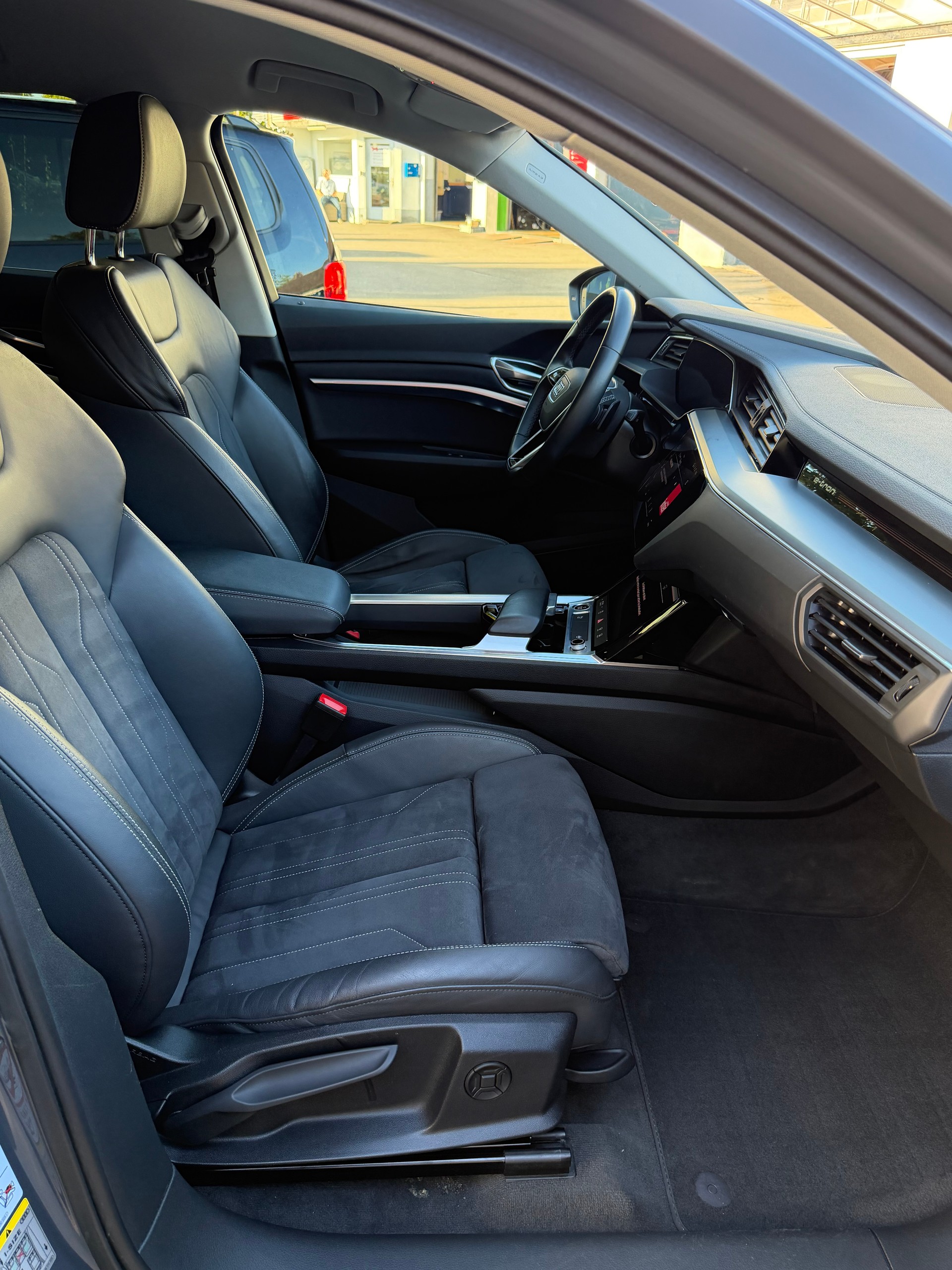 AUDI Q8 50 e-tron advanced quattro-image-14