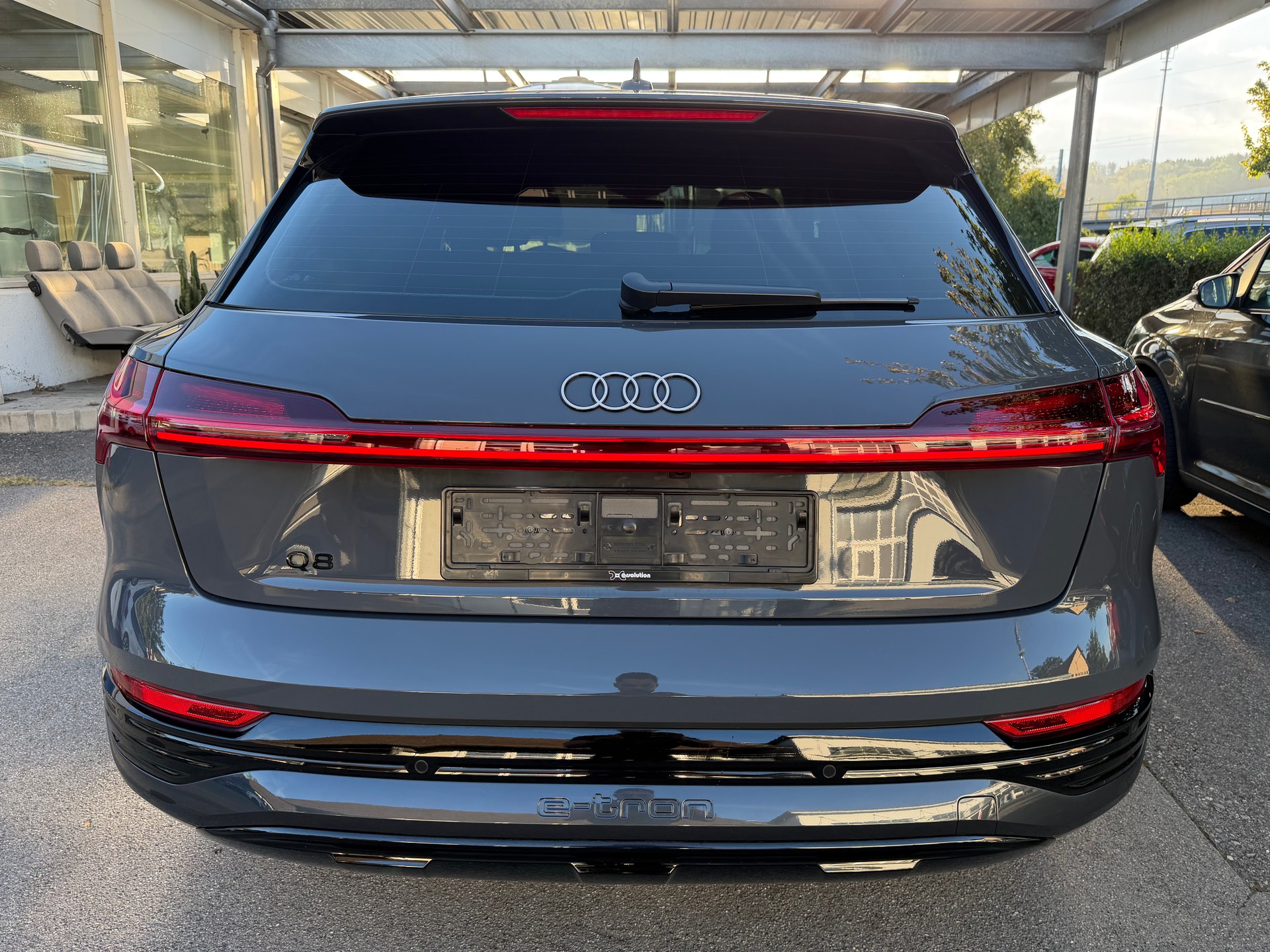 AUDI Q8 50 e-tron advanced quattro-showroom-element-3