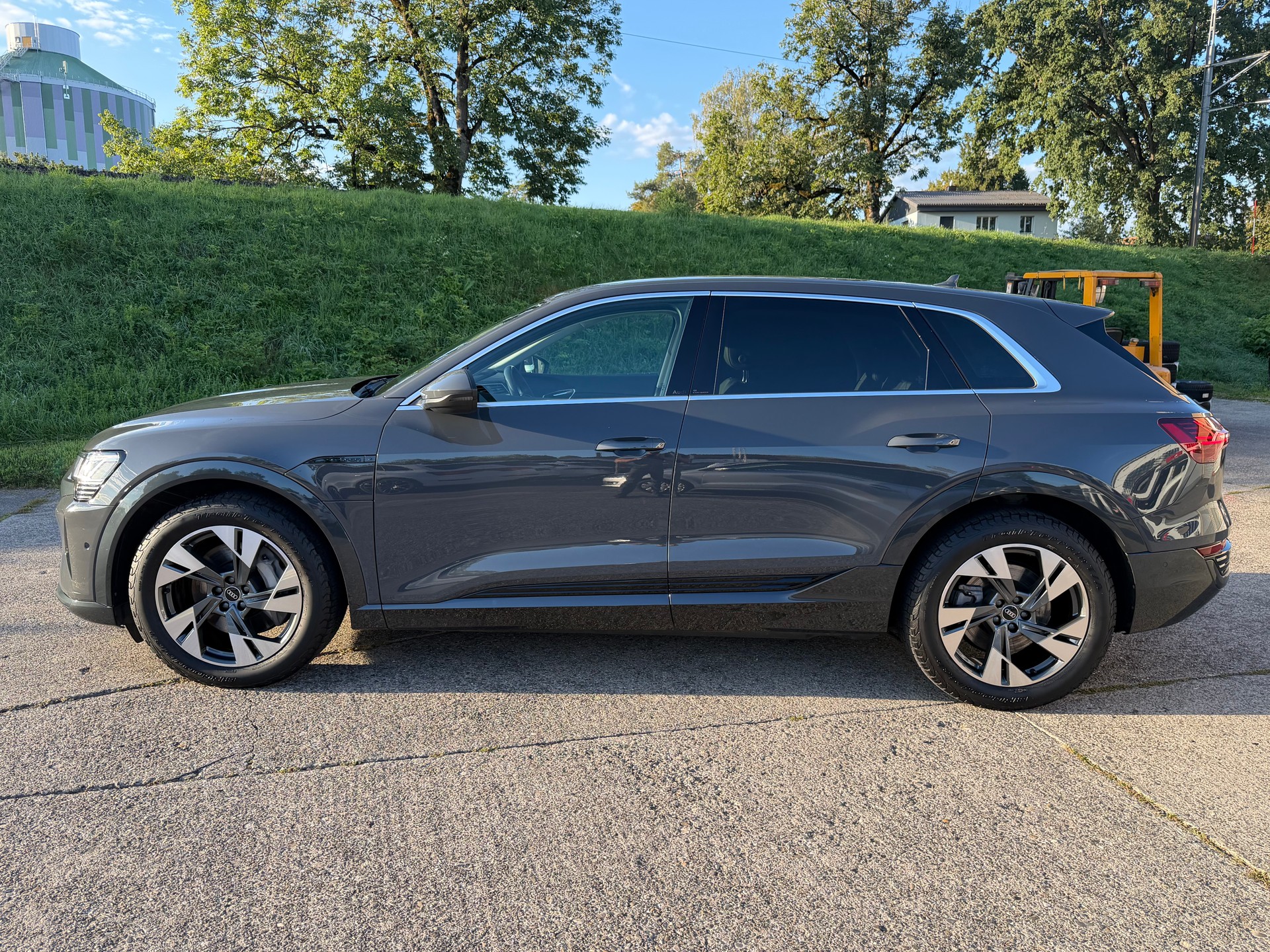 AUDI Q8 50 e-tron advanced quattro-showroom-element-1
