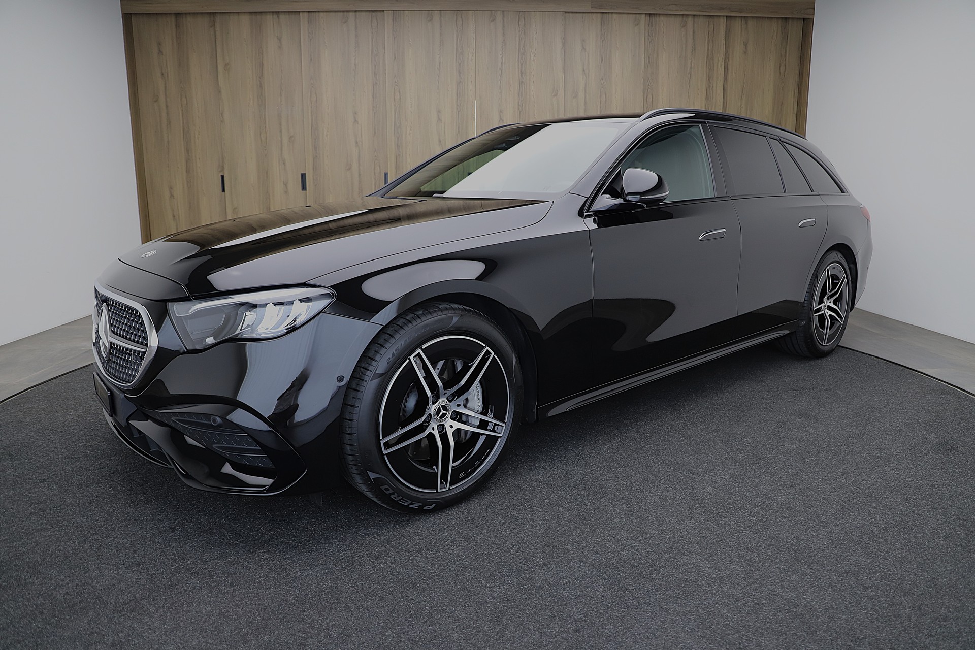 MERCEDES-BENZ E 220 d T 4Matic 9G-Tronic AMG Line Advance und Night Paket