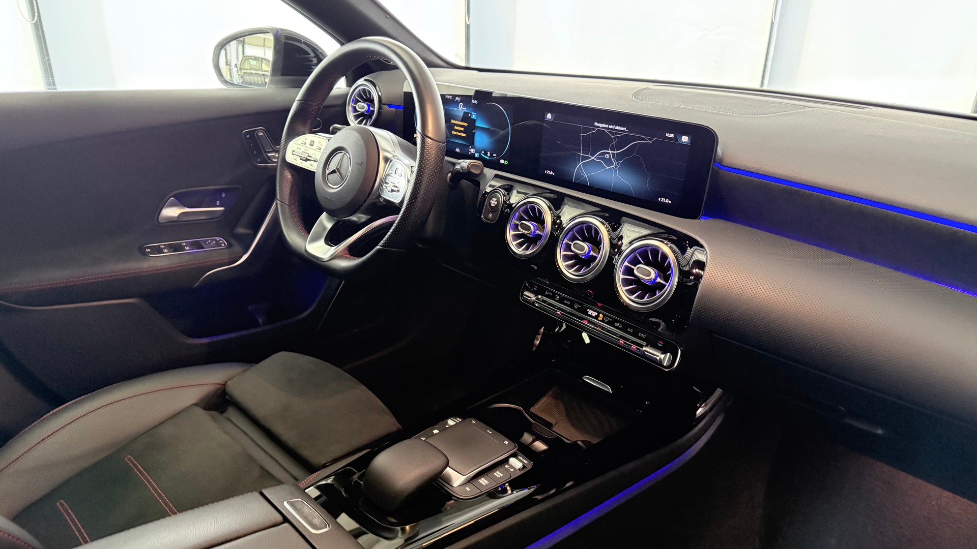 MERCEDES-BENZ A 250 AMG Line 4m-showroom-element-1