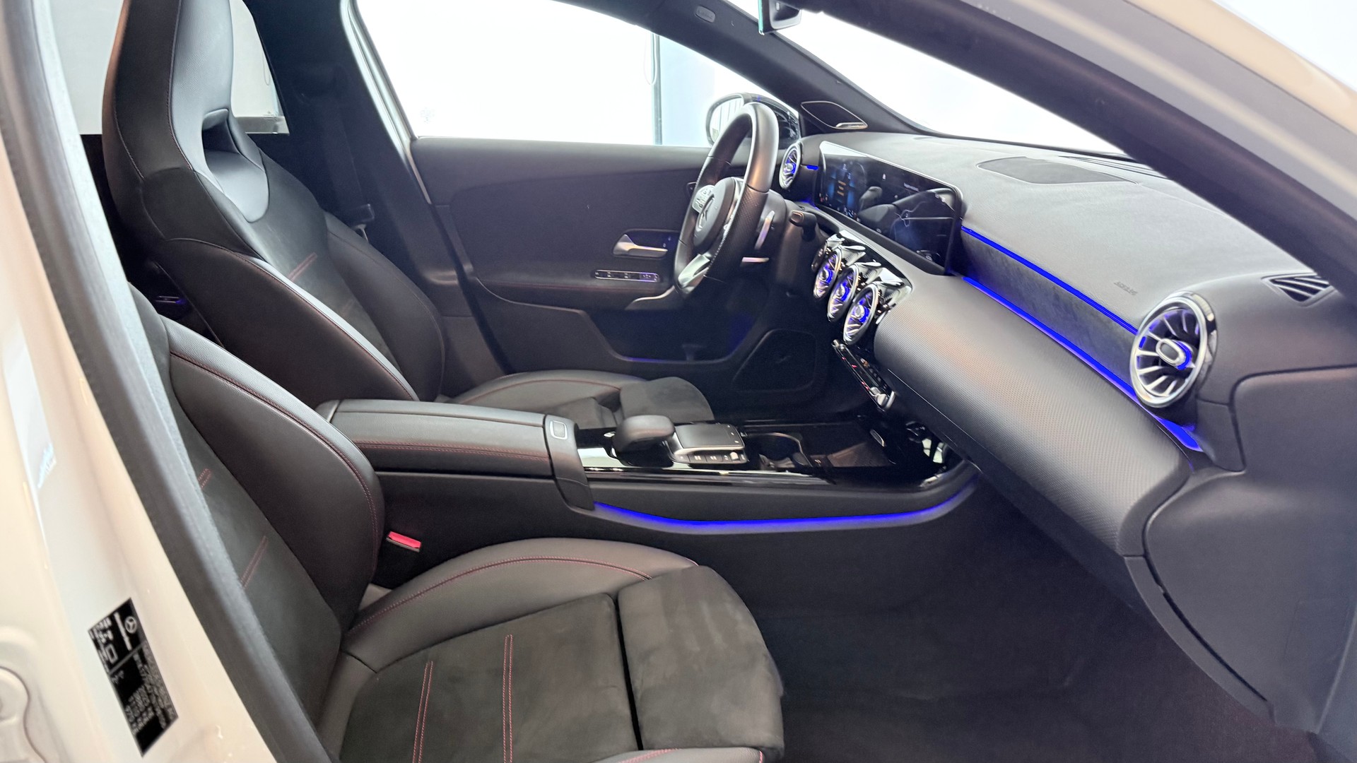 MERCEDES-BENZ A 250 AMG Line 4m-showroom-element-3