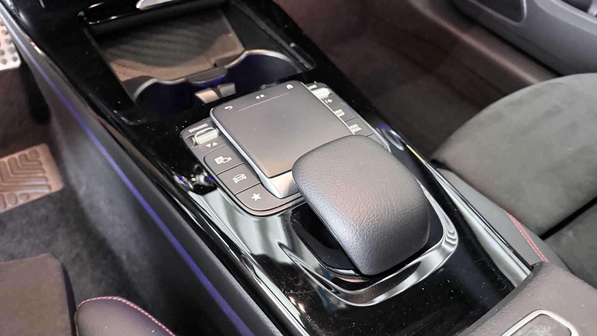 MERCEDES-BENZ A 250 AMG Line 4m-image-13