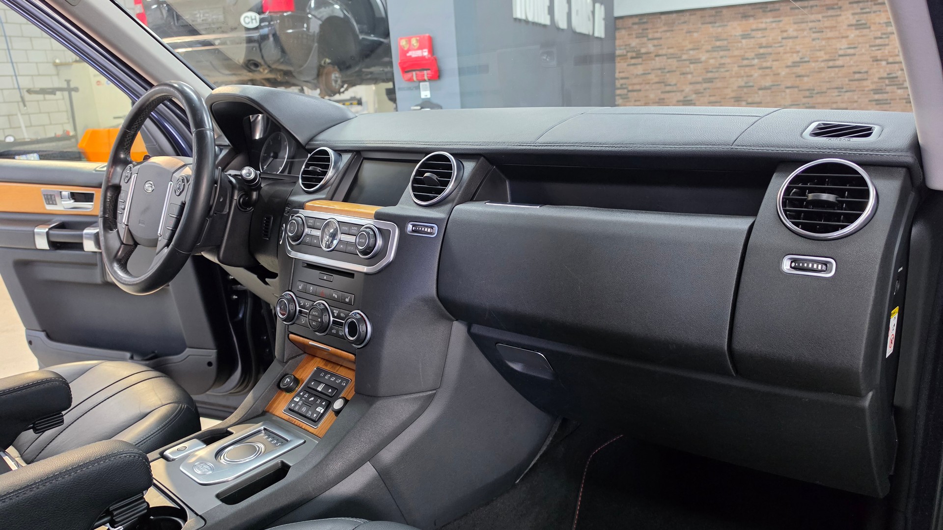 LAND ROVER Discovery 3.0 SDV6 HSE Automatic-image-25
