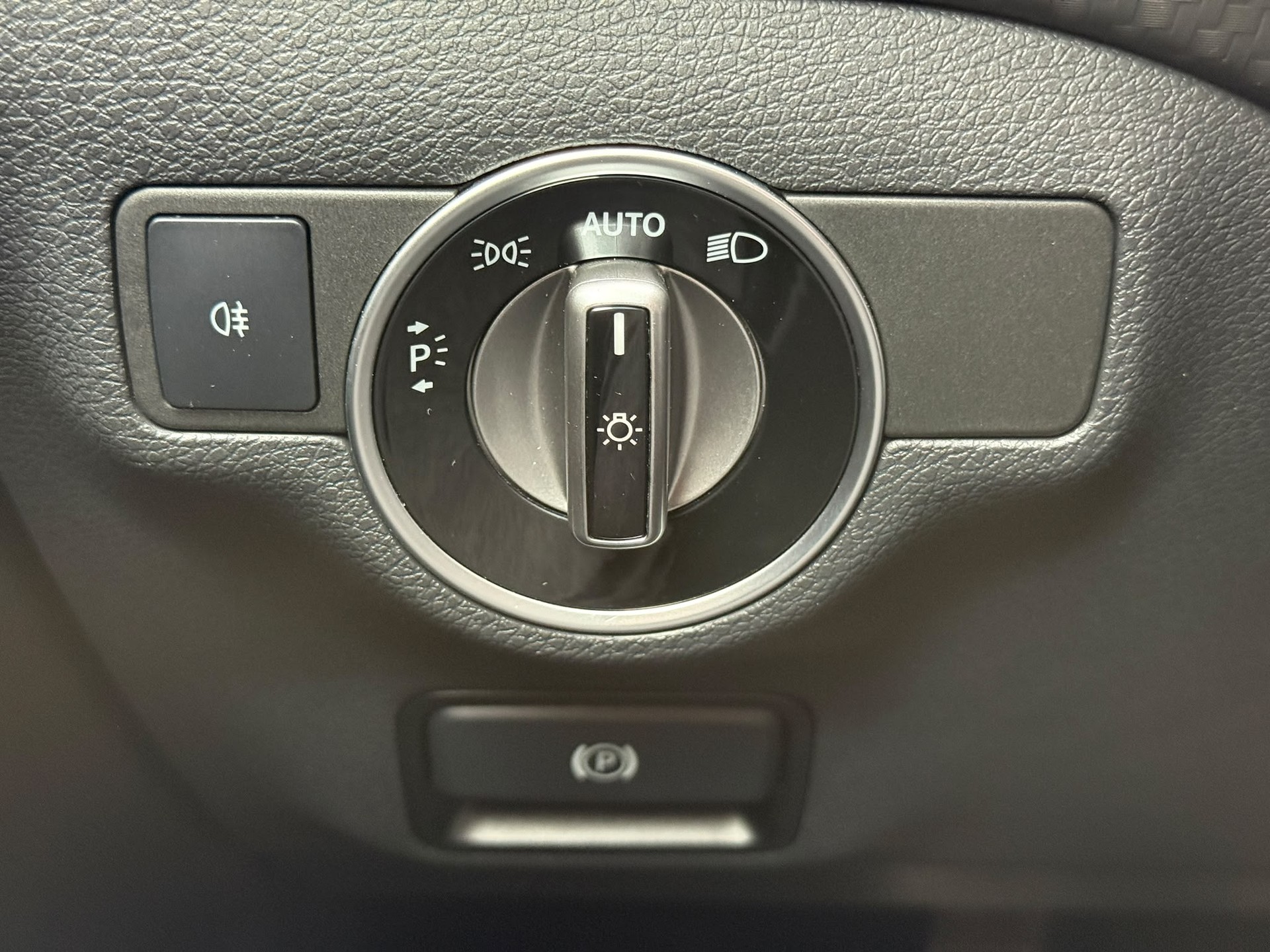 MERCEDES-BENZ A 180 AMG Line-image-16