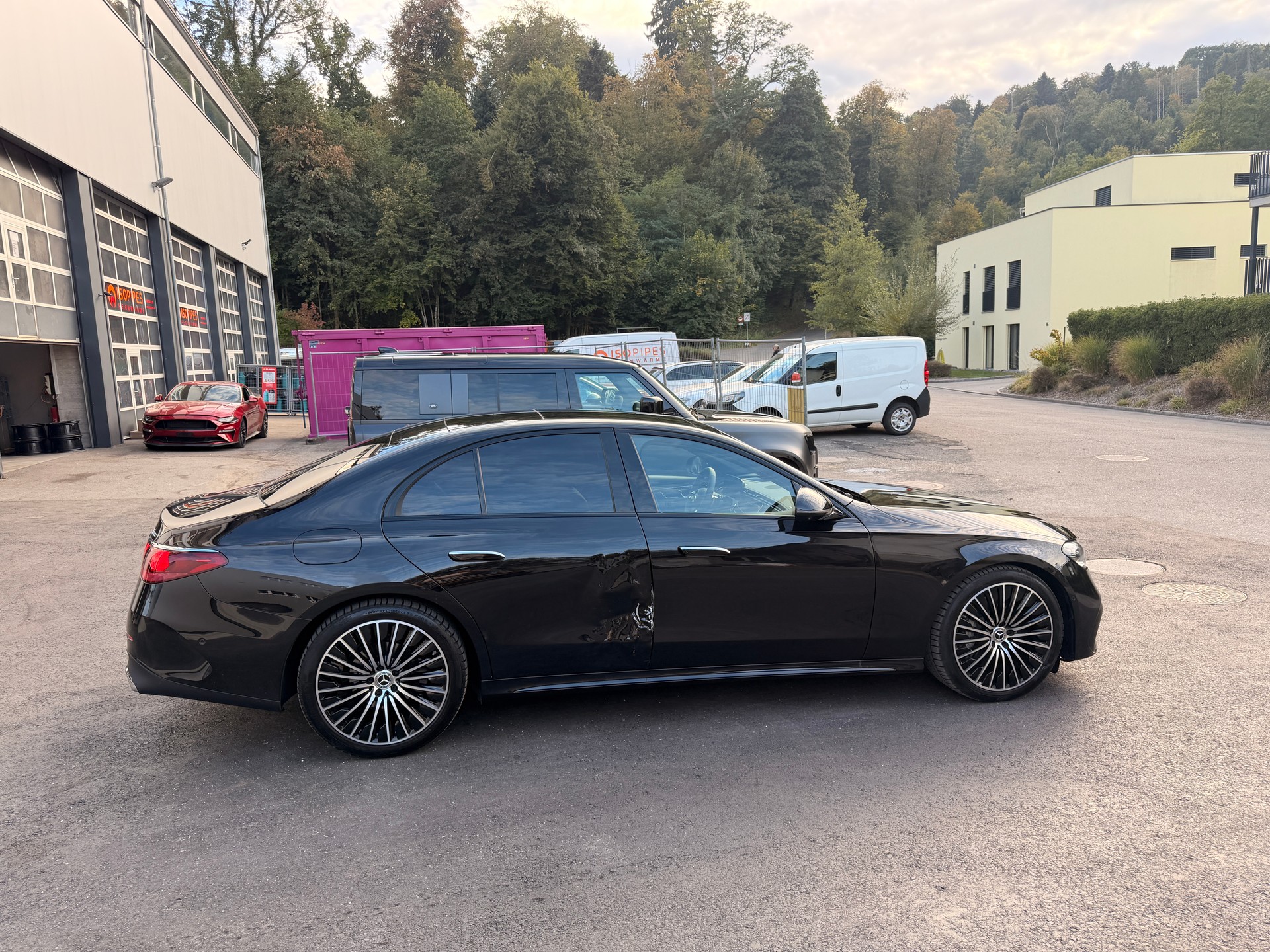 MERCEDES-BENZ E 220 d AMG Line 4Matic 9G-Tronic-showroom-element-3