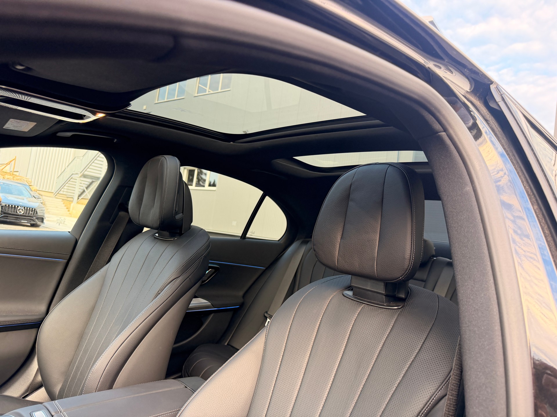 MERCEDES-BENZ E 220 d AMG Line 4Matic 9G-Tronic-image-13