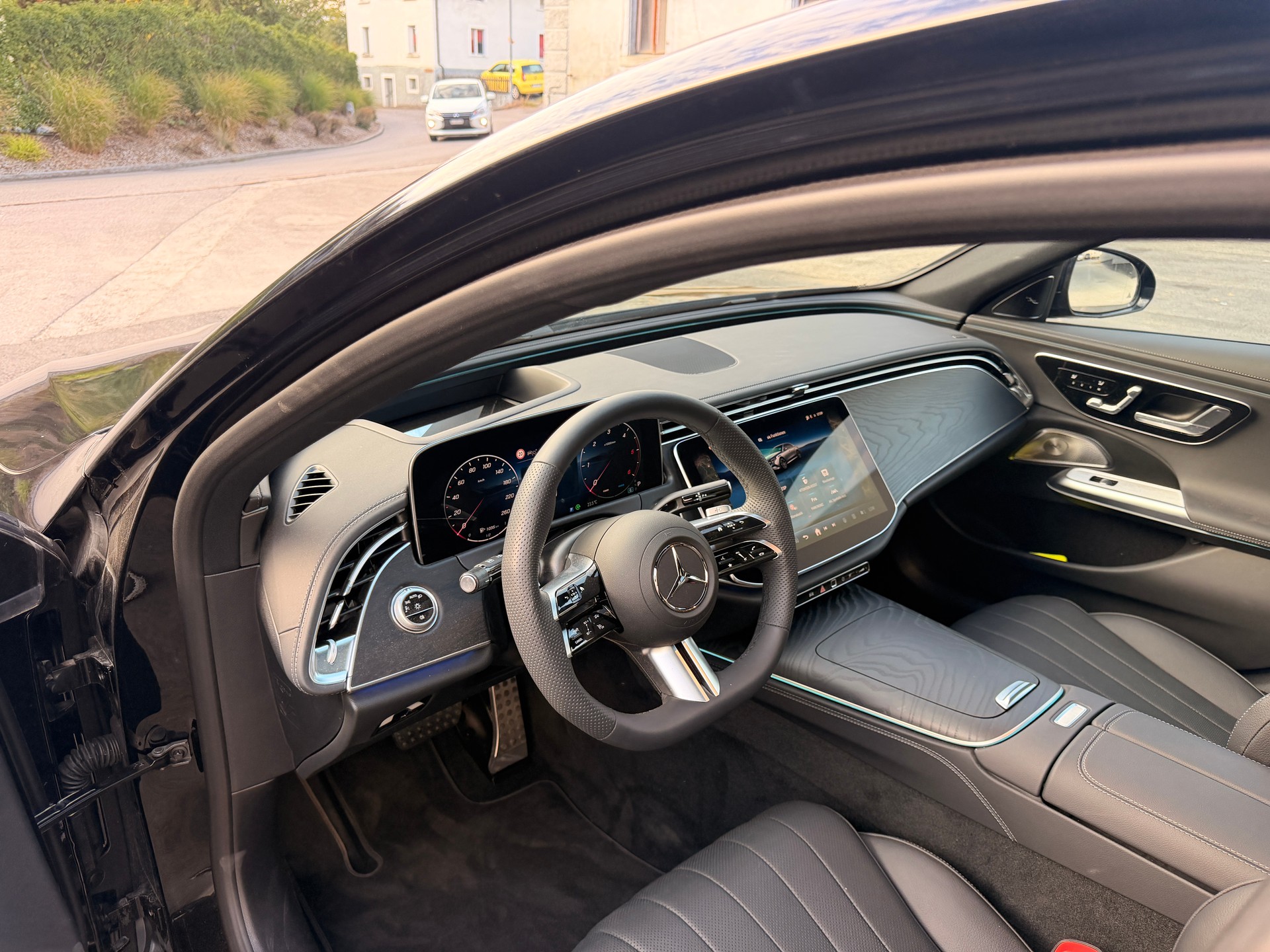 MERCEDES-BENZ E 220 d AMG Line 4Matic 9G-Tronic-image-11