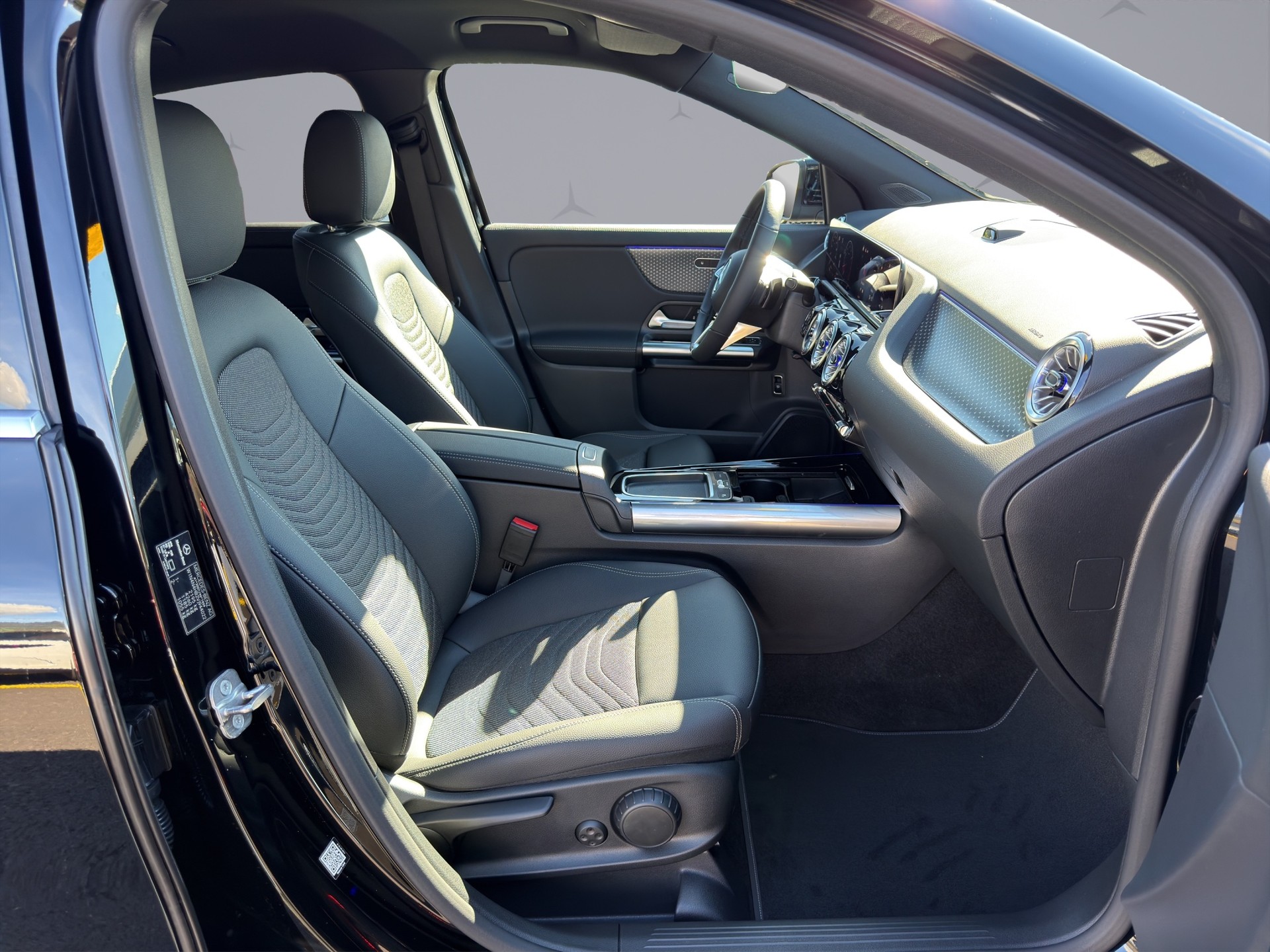 MERCEDES-BENZ GLA-Klasse H247 GLA 250 Swiss Star Progressive 4matic-image-16