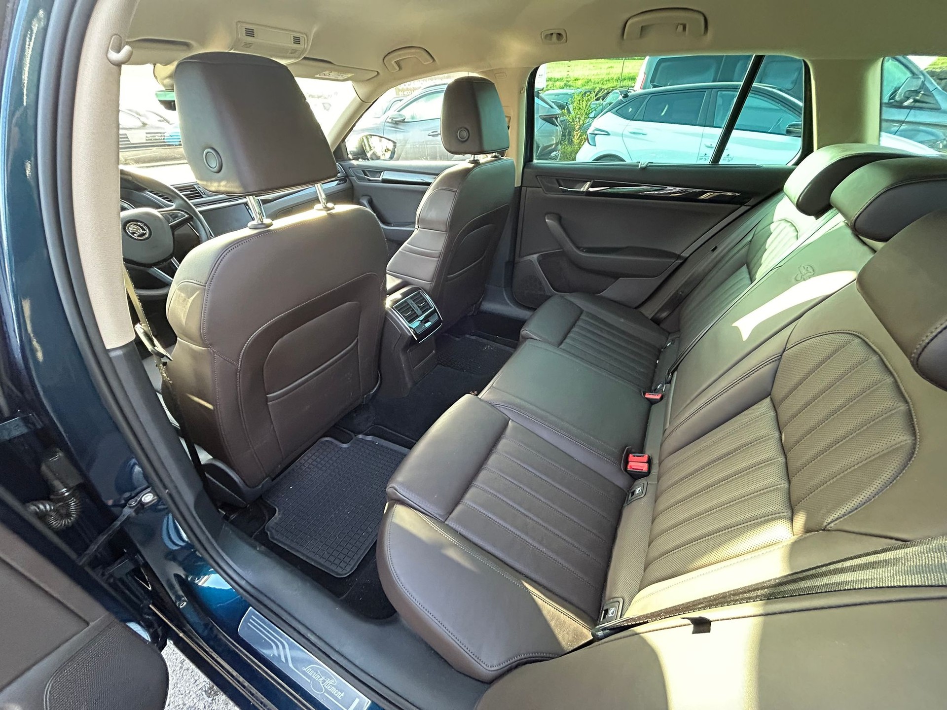 SKODA Superb Combi 2.0 TSI L&K DSG 4x4-image-11