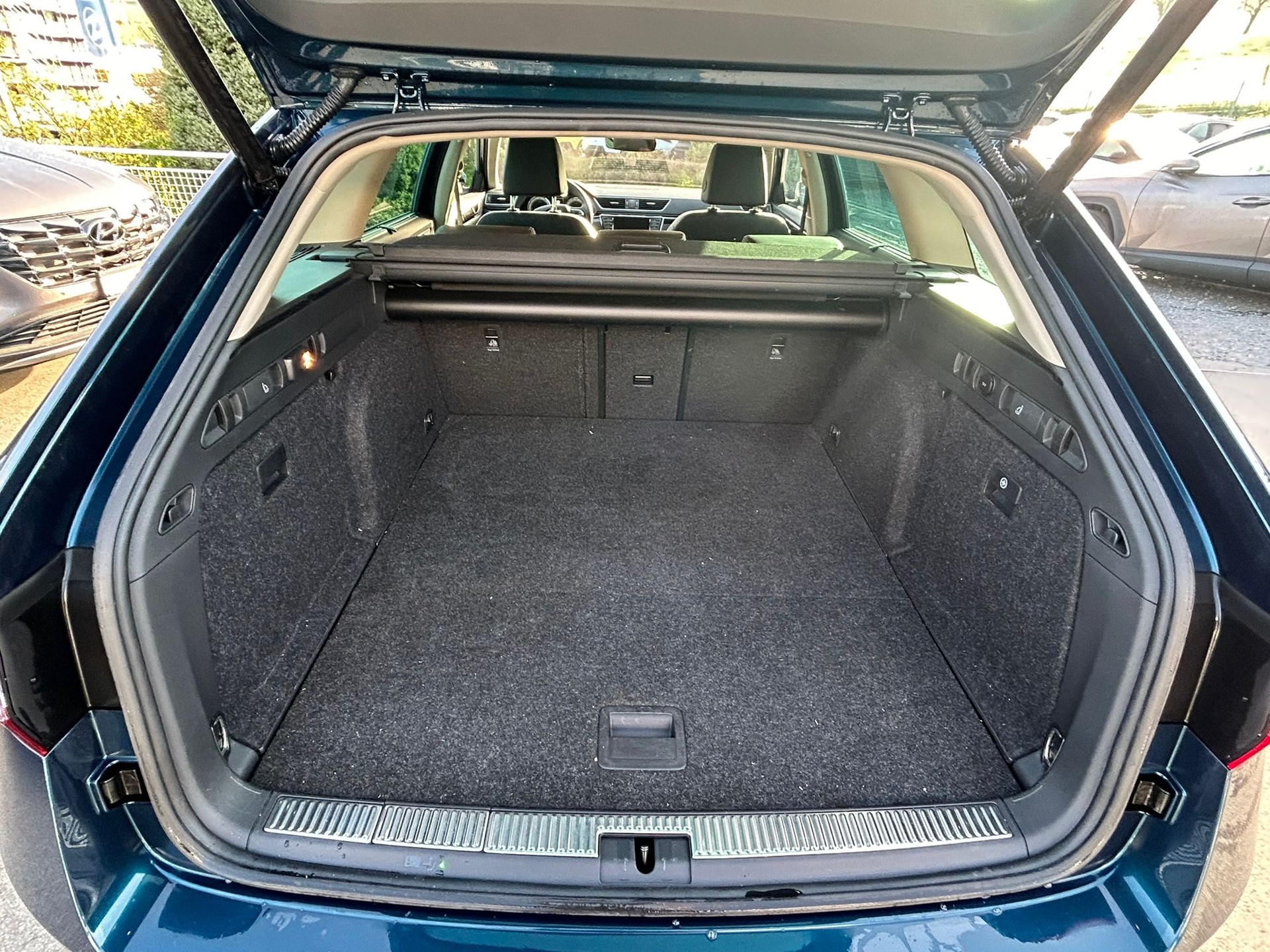 SKODA Superb Combi 2.0 TSI L&K DSG 4x4-image-13