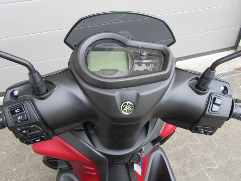 YAMAHA LCG 125 RayZR-image-8