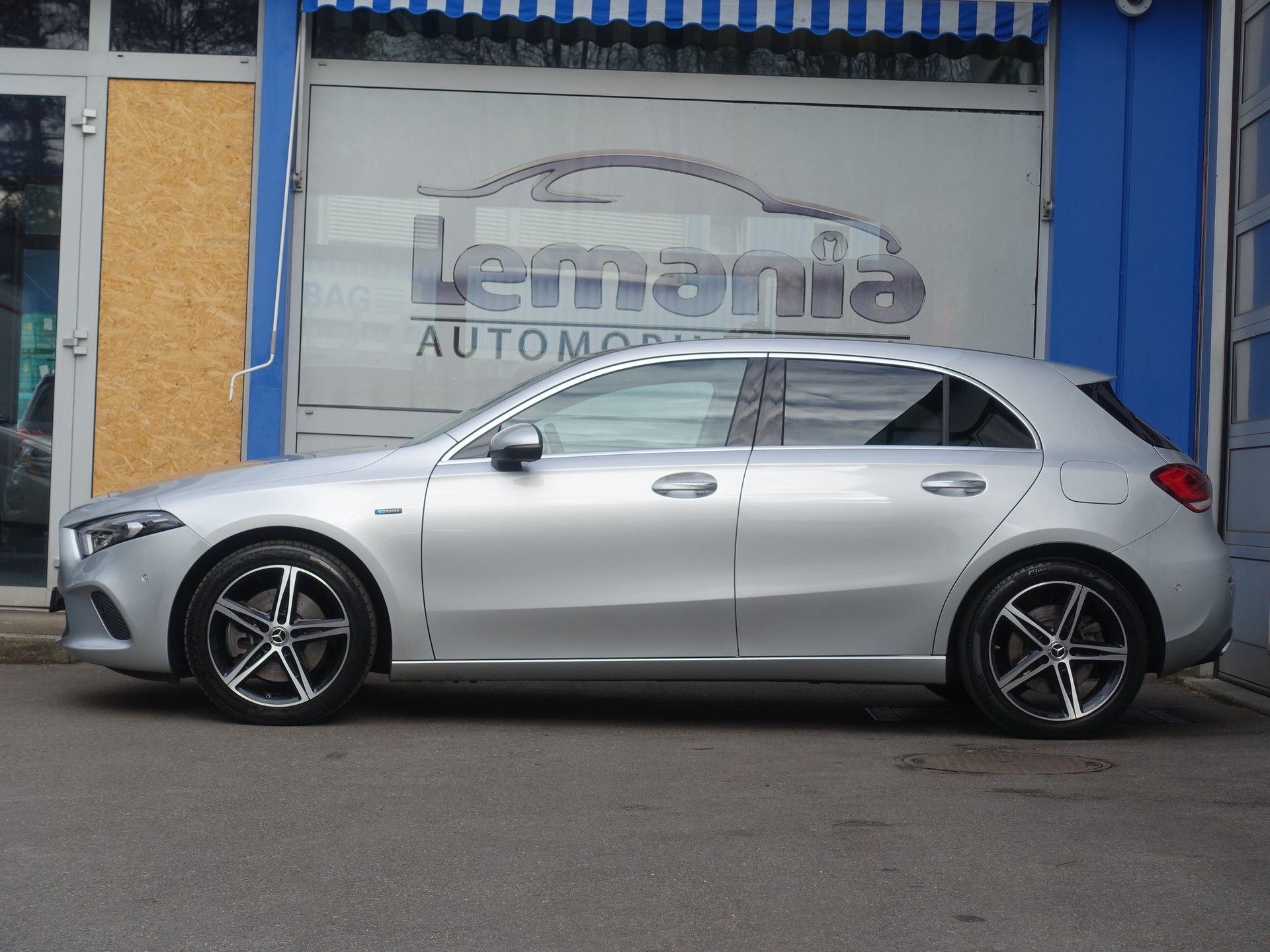 MERCEDES-BENZ A 250e Progressive 8G-DCT-image-6