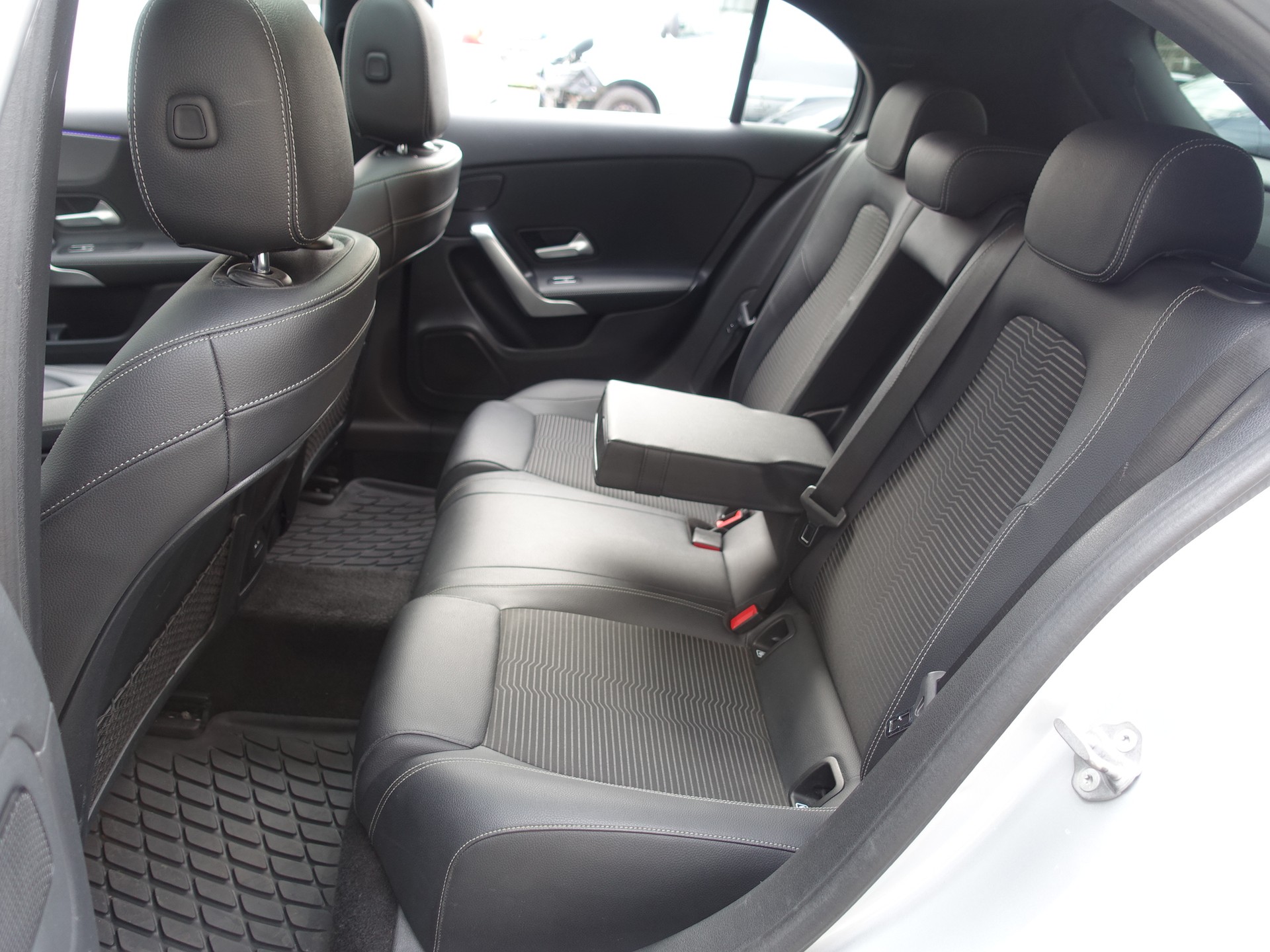 MERCEDES-BENZ A 250e Progressive 8G-DCT-image-15