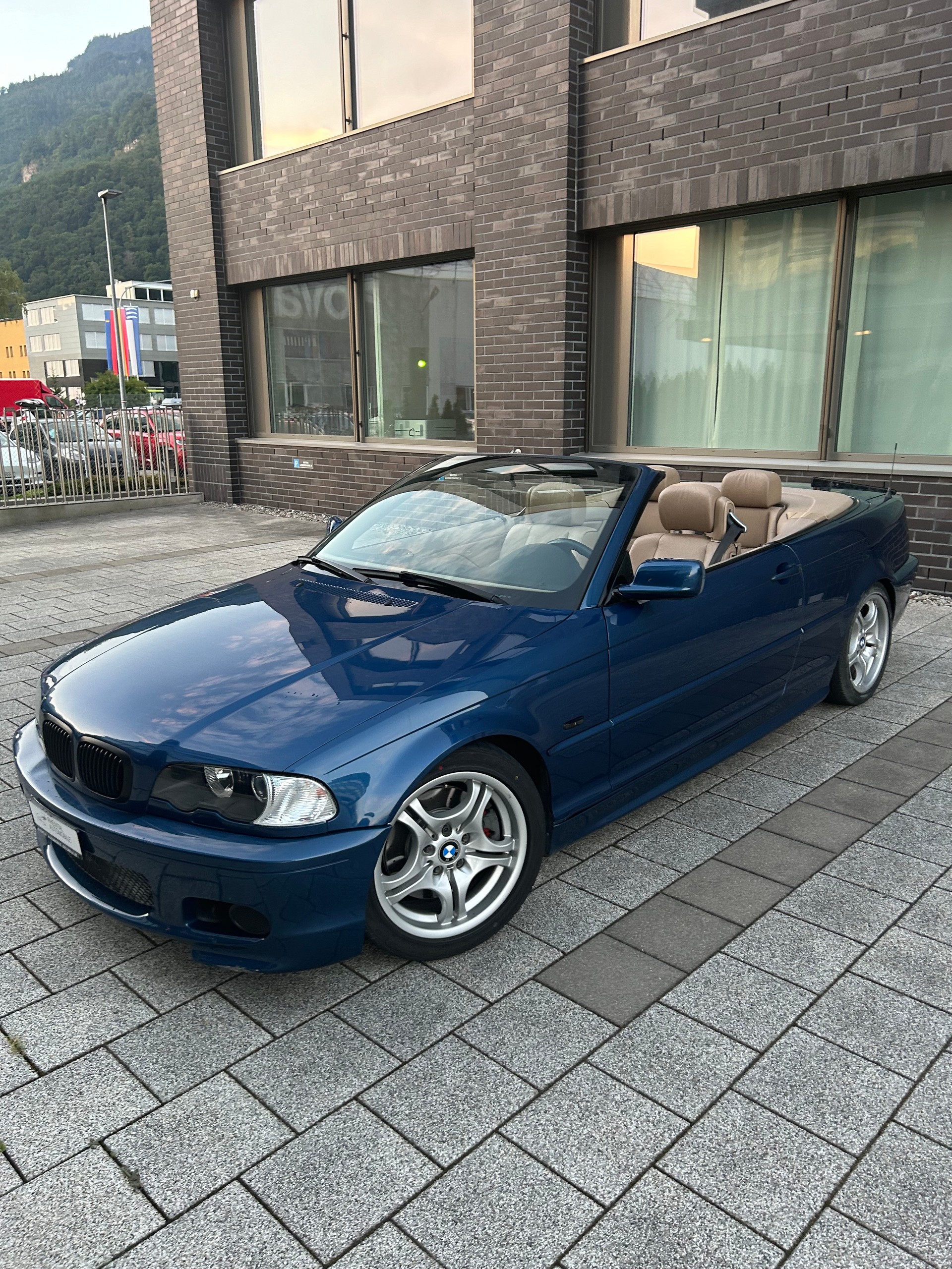 BMW 330Ci Cabriolet-image-9