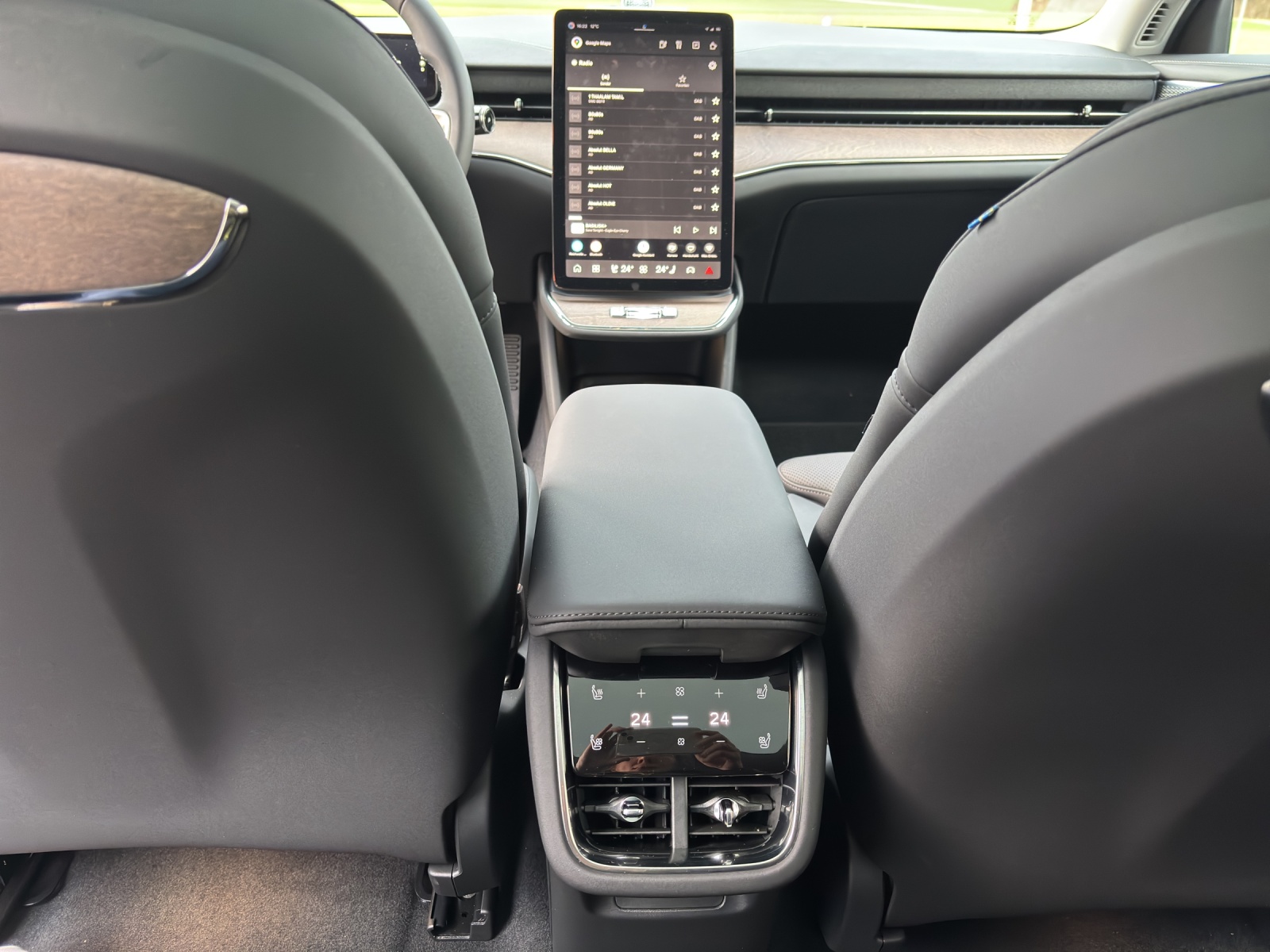 VOLVO ES90 Ultra-showroom-element-1