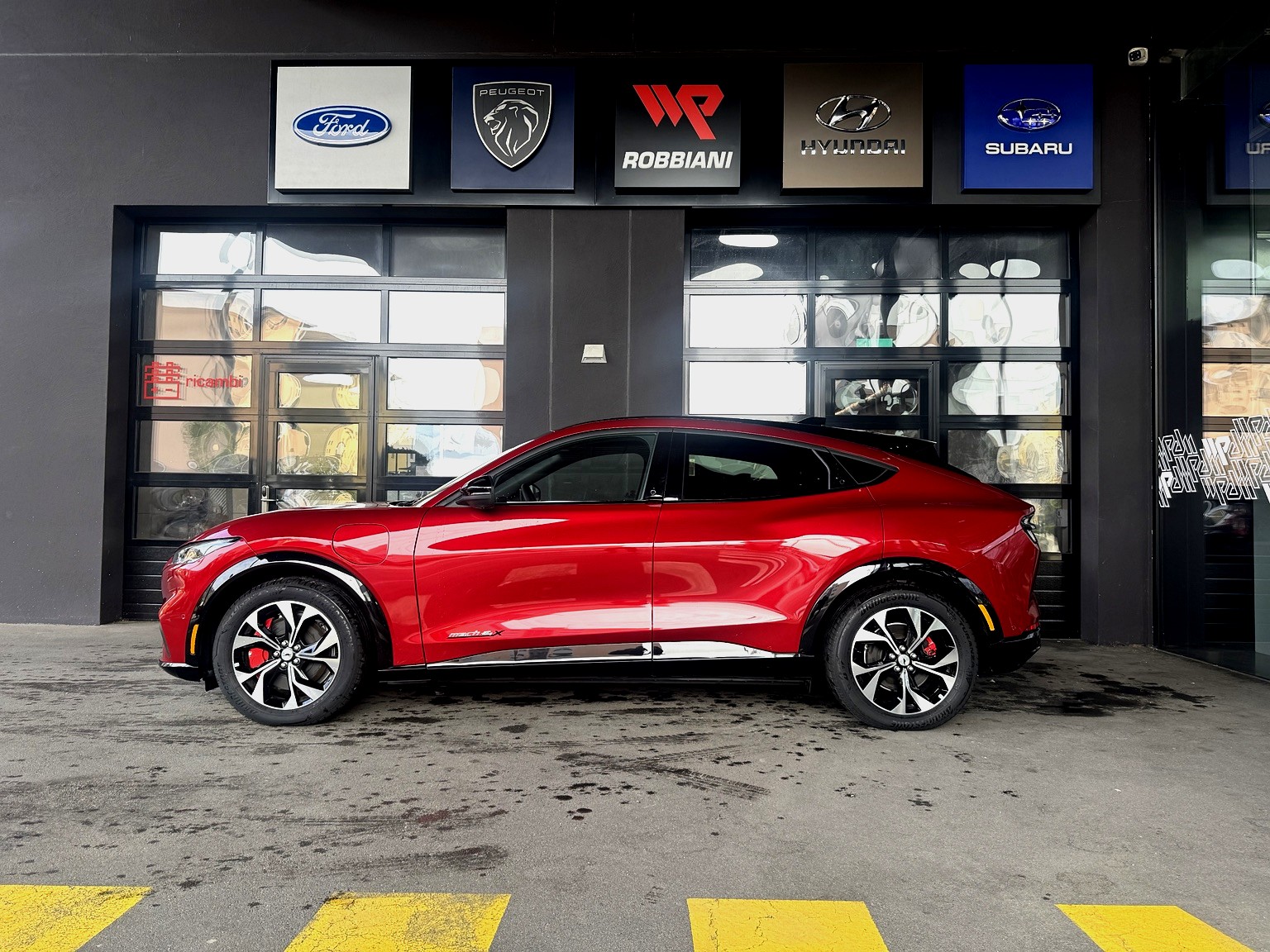 FORD Mustang MACH-E Premium AWD 99 kWh-showroom-element-1