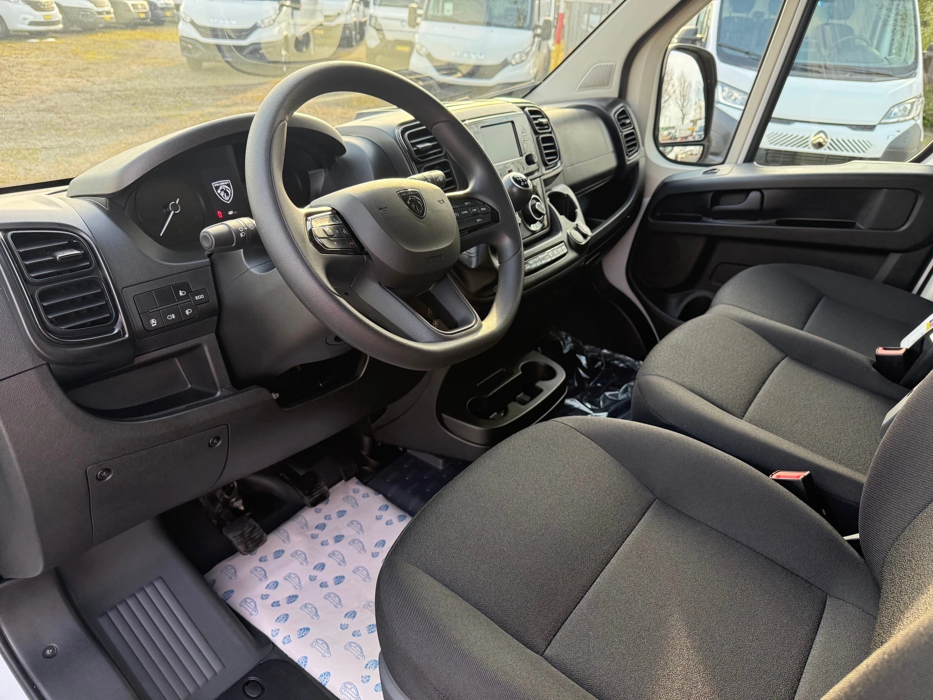 PEUGEOT Boxer 335 2.2 BlueHDI 140 L2H2 neues Interieur-image-14