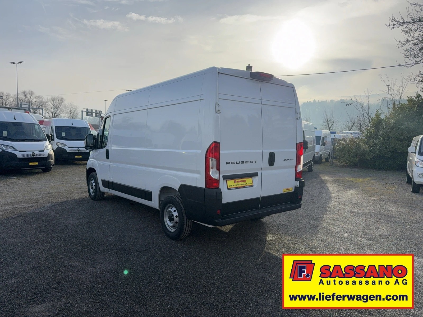 PEUGEOT Boxer 335 2.2 BlueHDI 140 L2H2 neues Interieur-image-7
