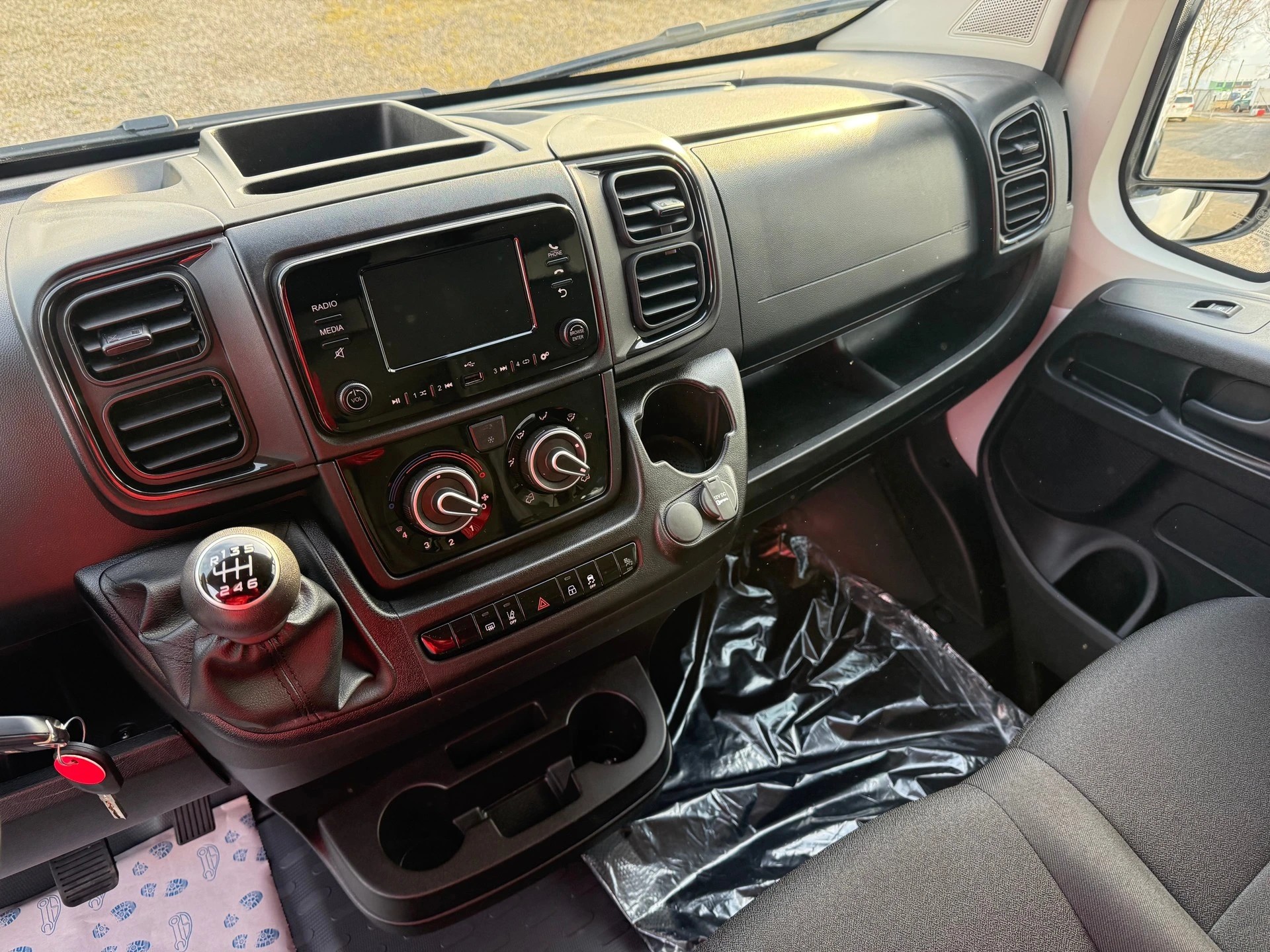 PEUGEOT Boxer 335 2.2 BlueHDI 140 L2H2 neues Interieur-image-13