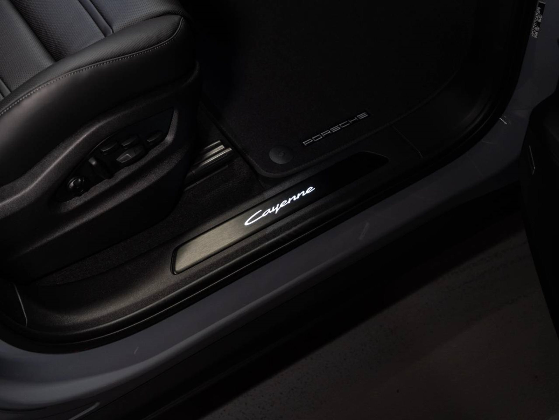 PORSCHE Cayenne E-Hybrid Coupé Black Edition-image-20