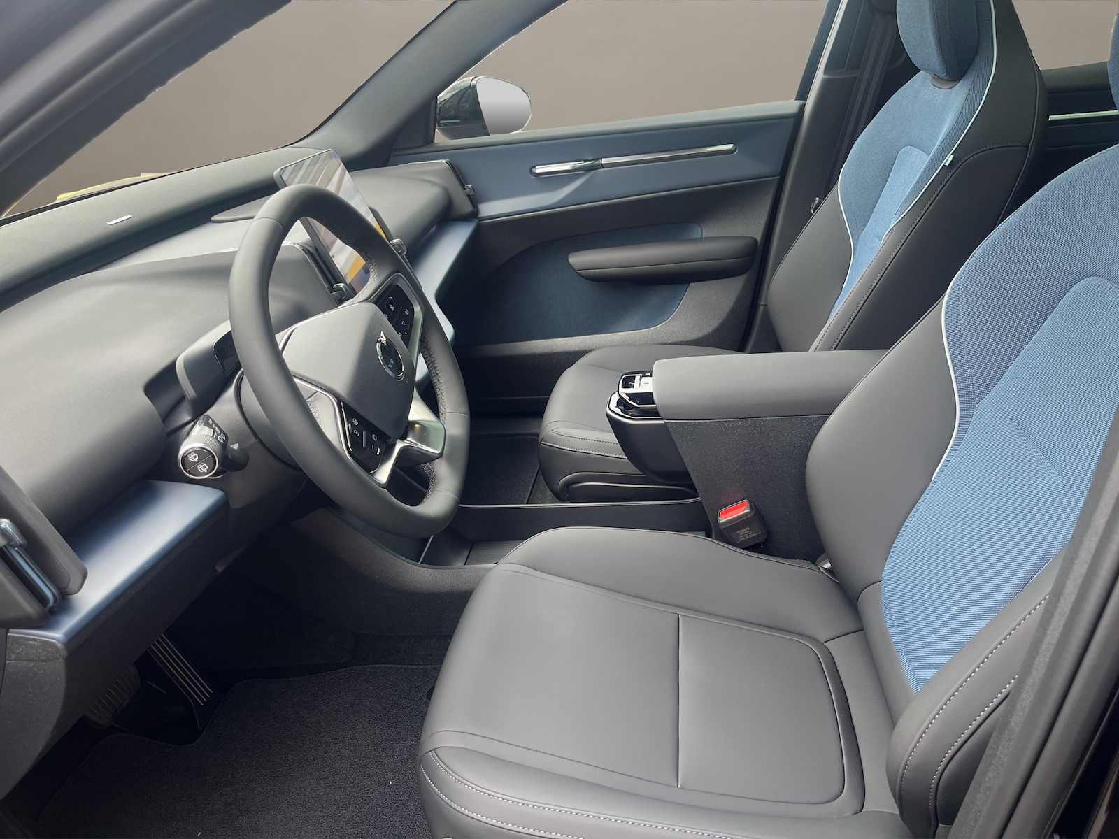 VOLVO EX 30 E60 Twin Ultra Performance Sw. Black Ed. AWD-image-8