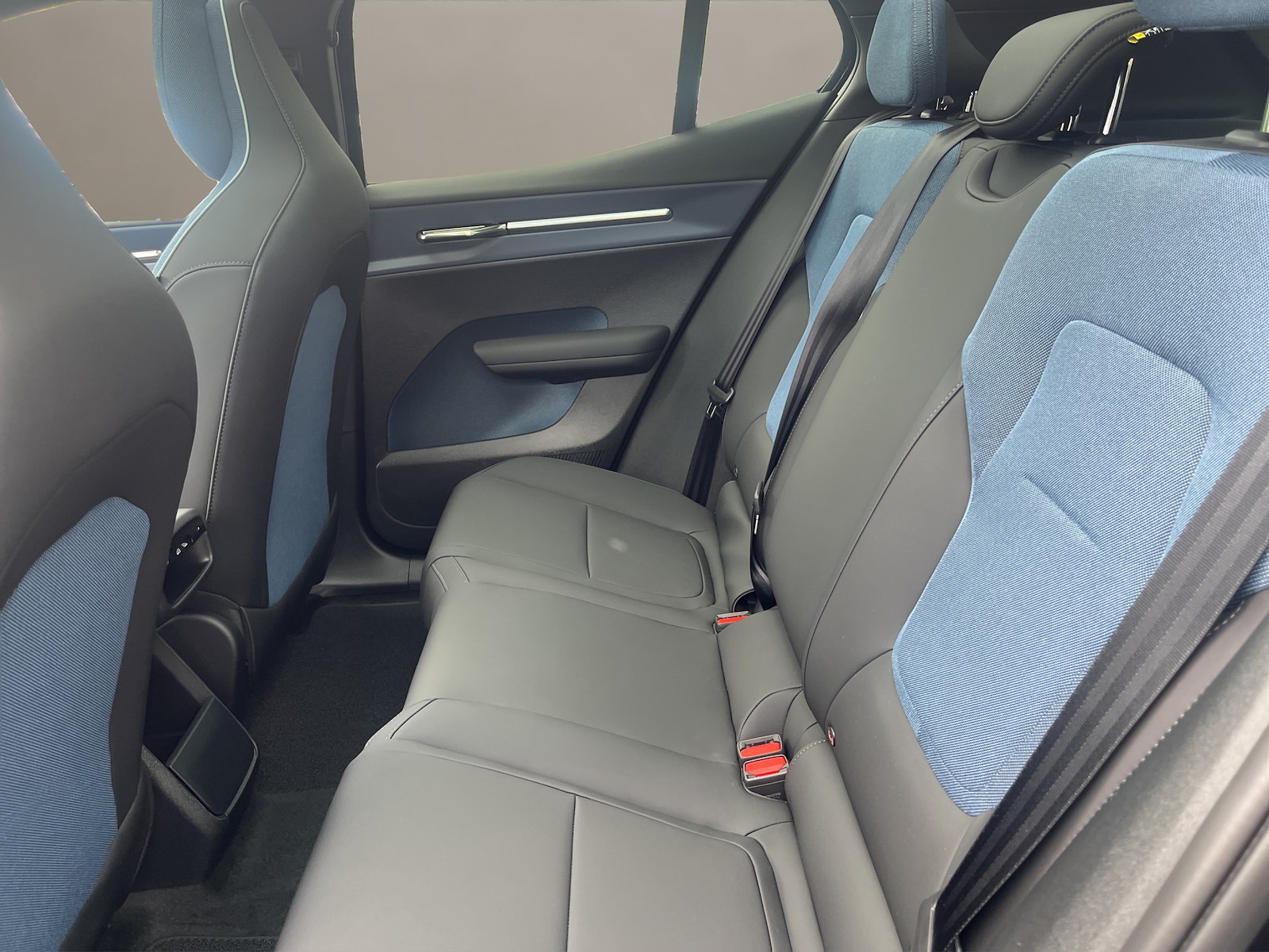 VOLVO EX 30 E60 Twin Ultra Performance Sw. Black Ed. AWD-image-9