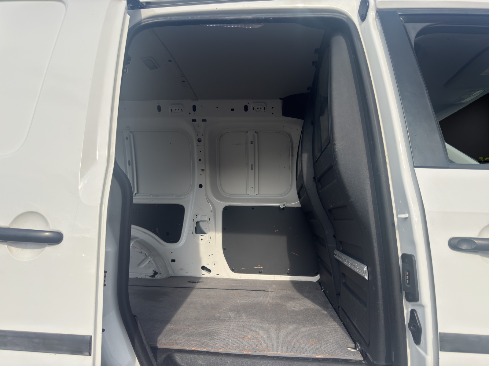 VW Caddy Maxi 2.0TDI Entry BlueMotion Technology-image-14