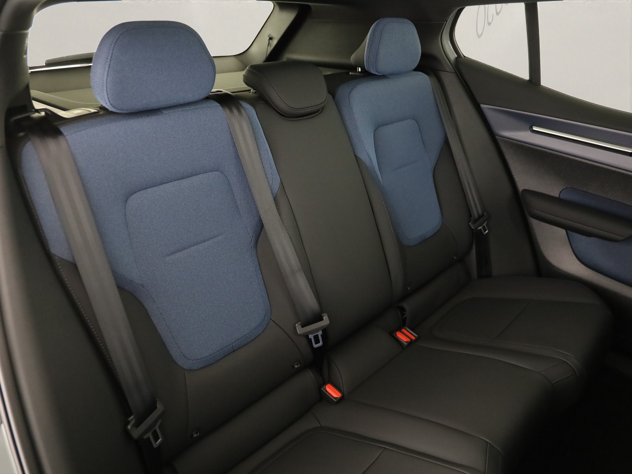 VOLVO EX30 CC E60 Twin Performance AWD-image-8
