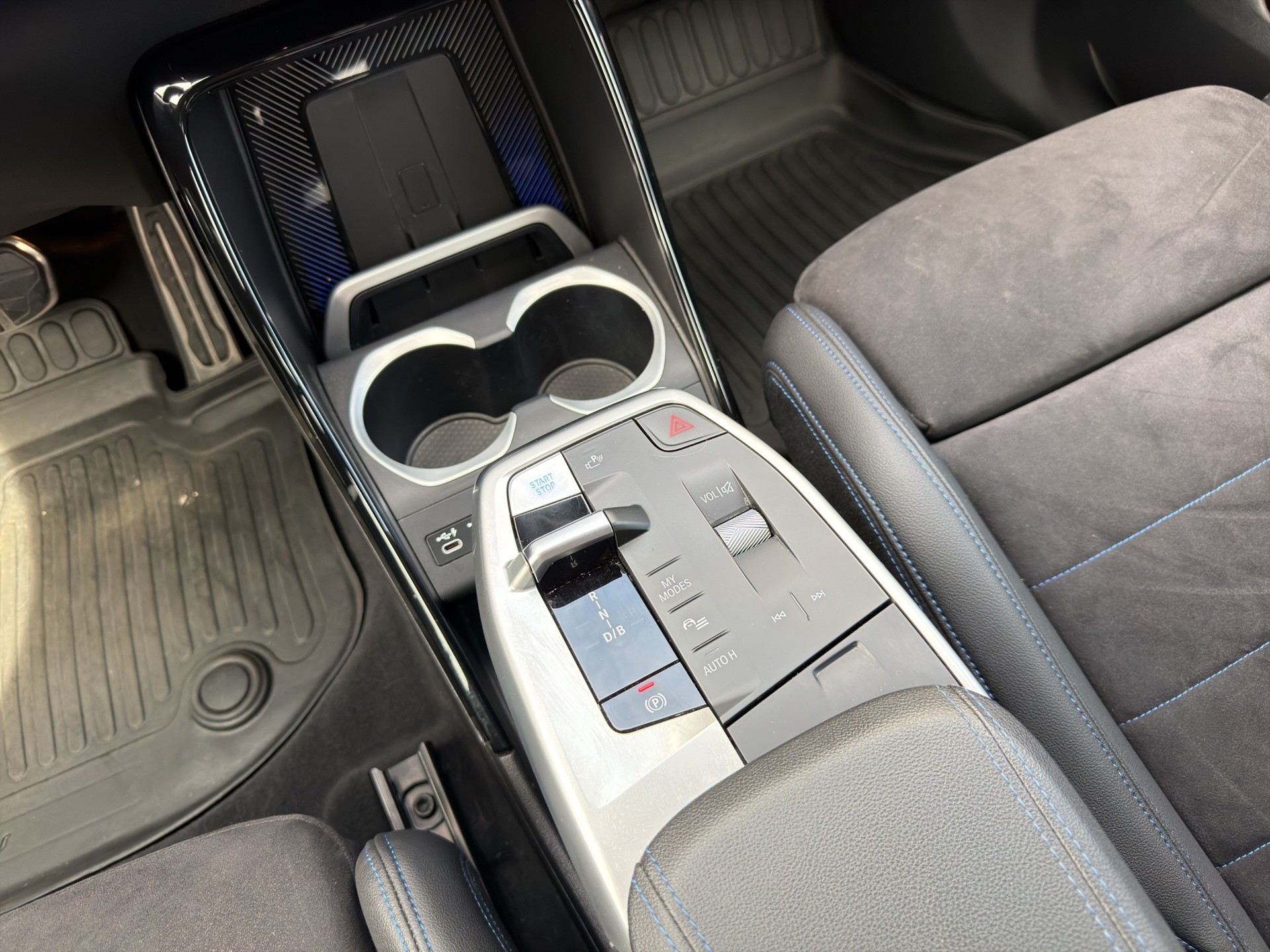 BMW iX1 xDrive 30 M Sport-image-14