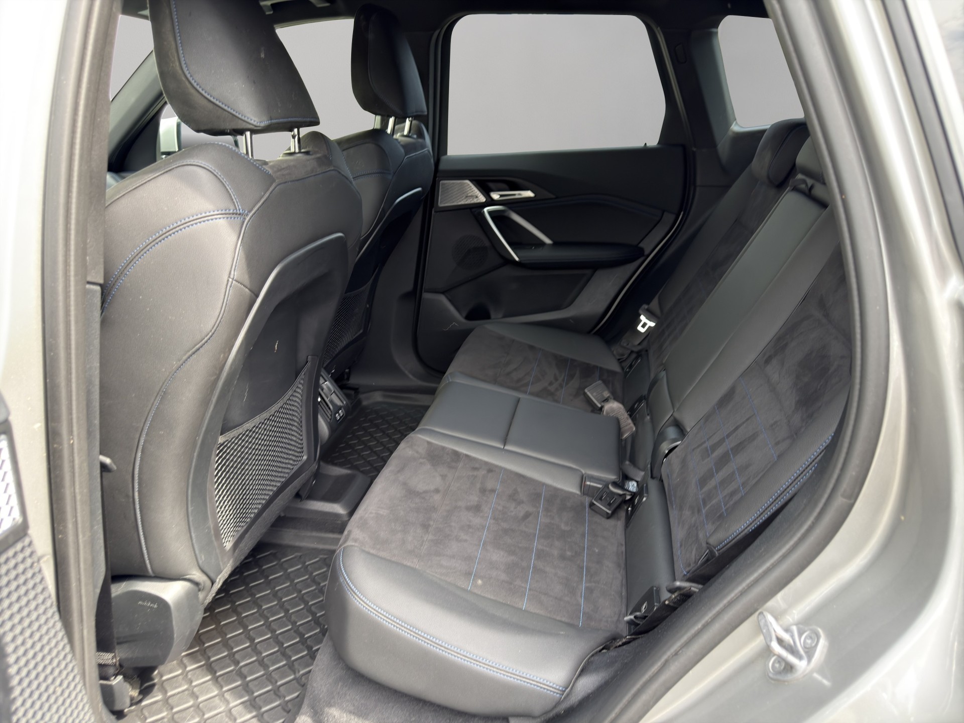 BMW iX1 xDrive 30 M Sport-image-17