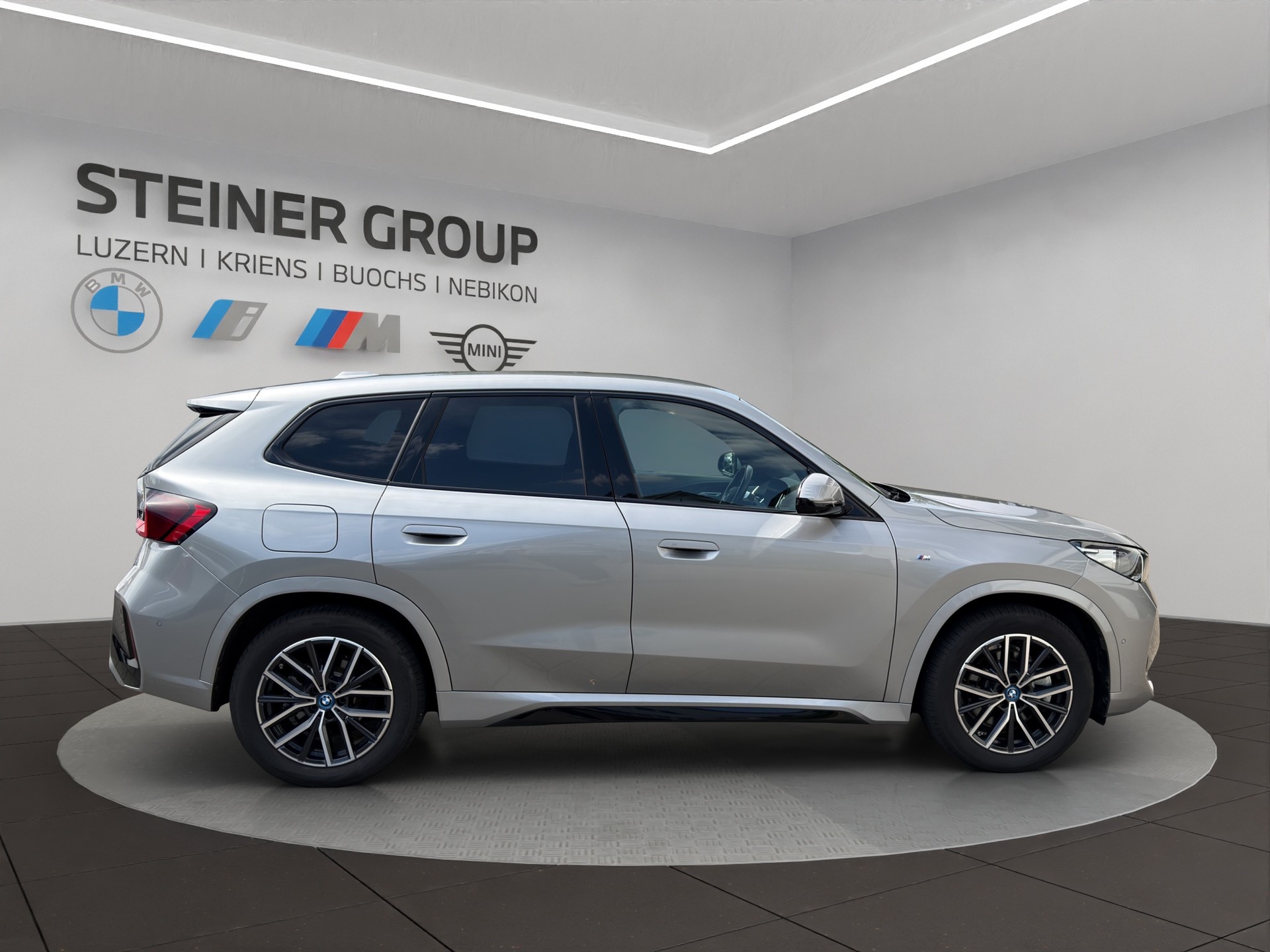 BMW iX1 xDrive 30 M Sport-image-4