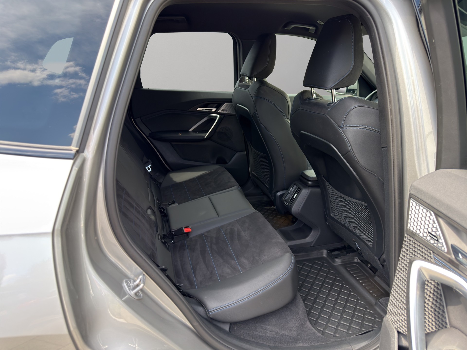 BMW iX1 xDrive 30 M Sport-image-18