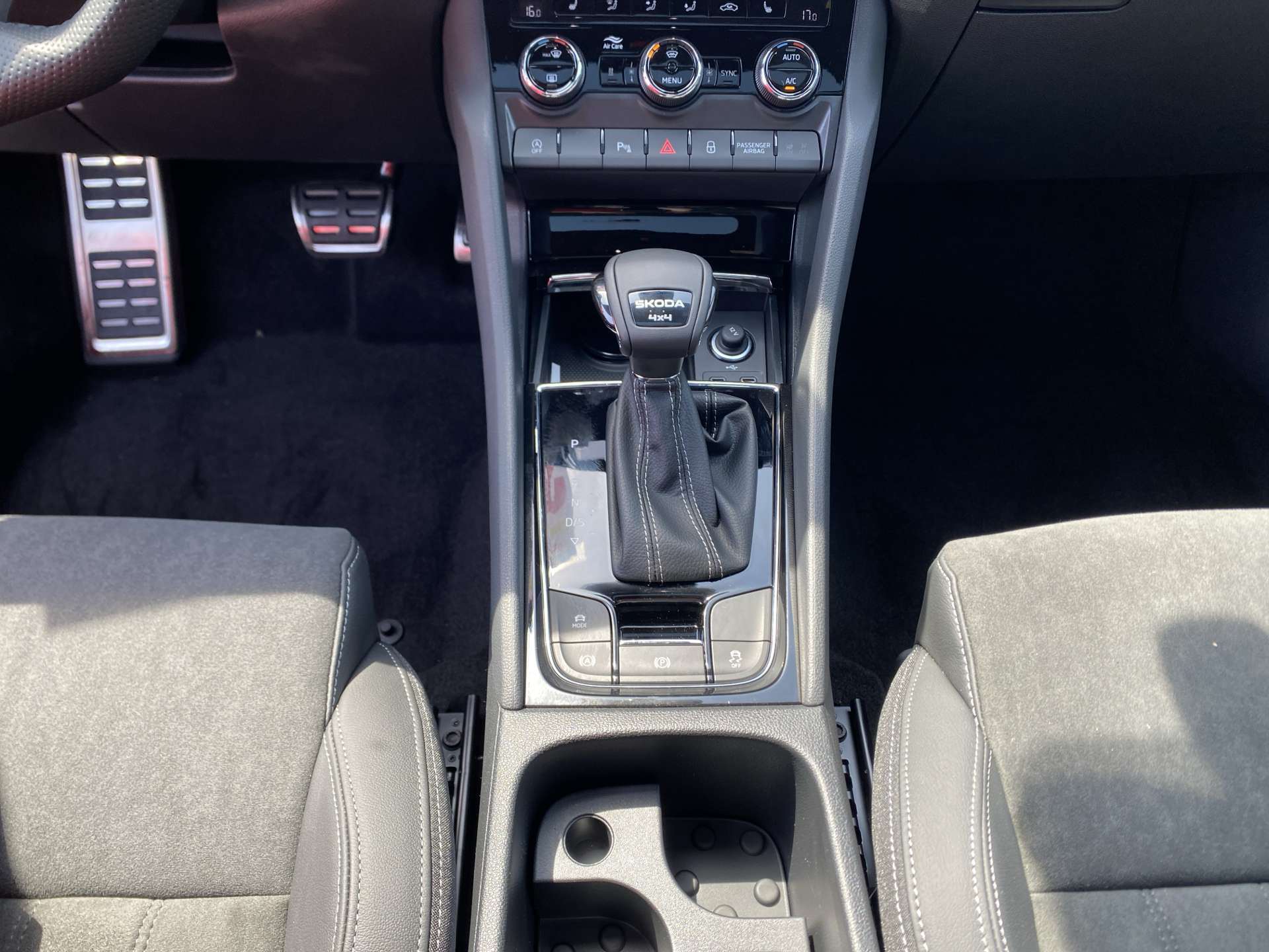 SKODA Karoq 2.0 TSi SportLine 4x4 DSG-Automat-image-9