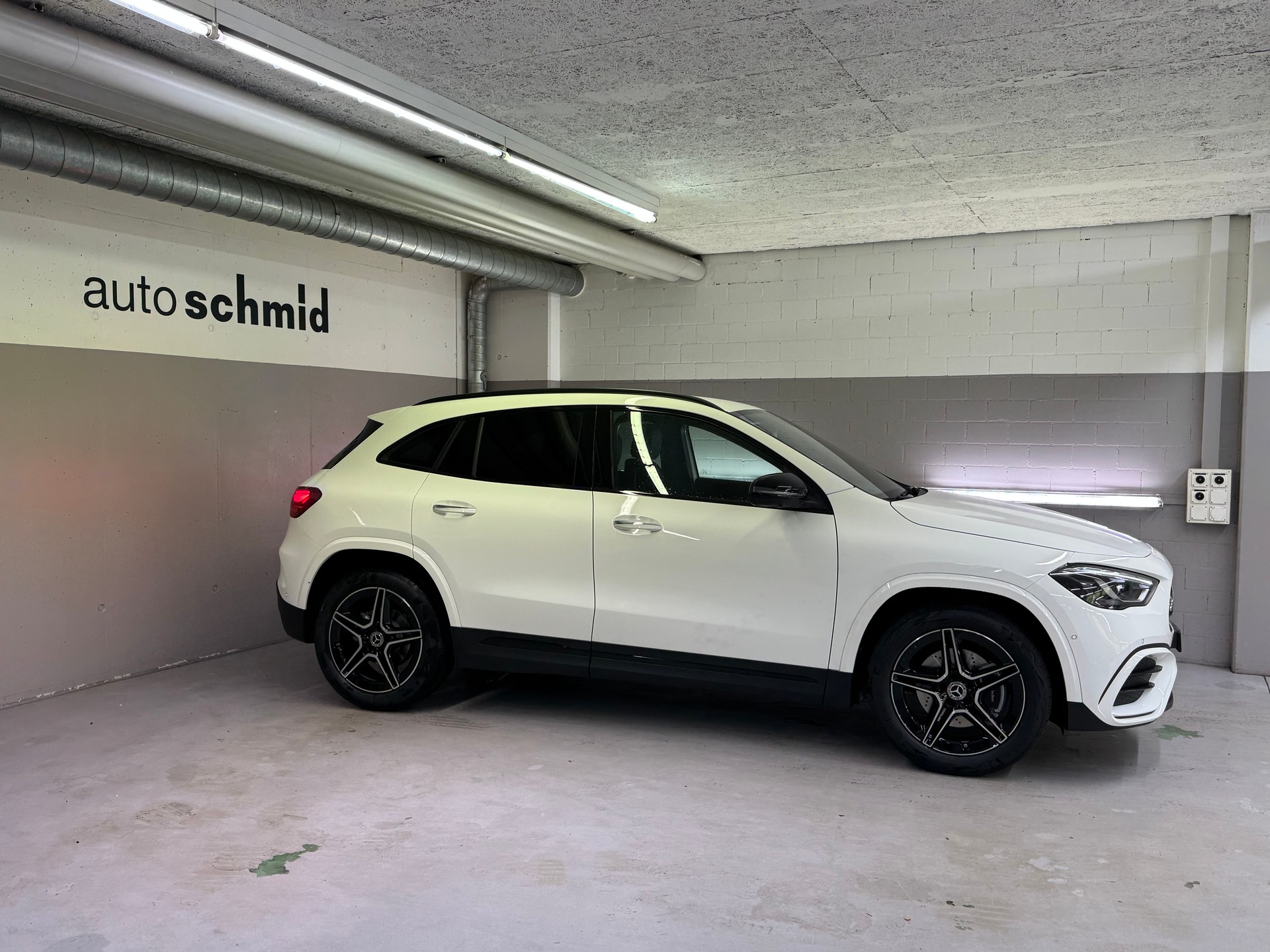 MERCEDES-BENZ GLA 200 Night Star 7G-DCT-showroom-element-2