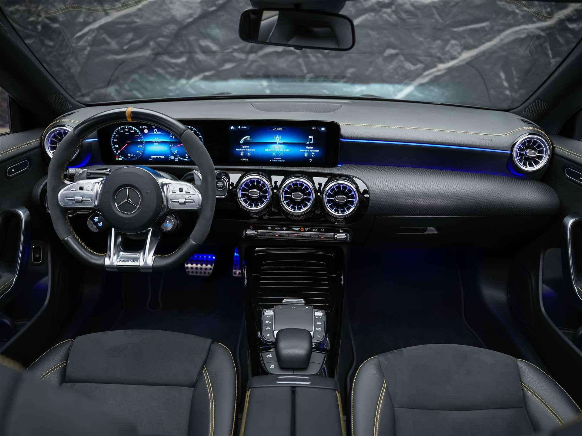 MERCEDES-BENZ CLA 45 S AMG 4Matic+ 8G-DCT *Aeropaket*Panorama*Multibeam LED*-image-17