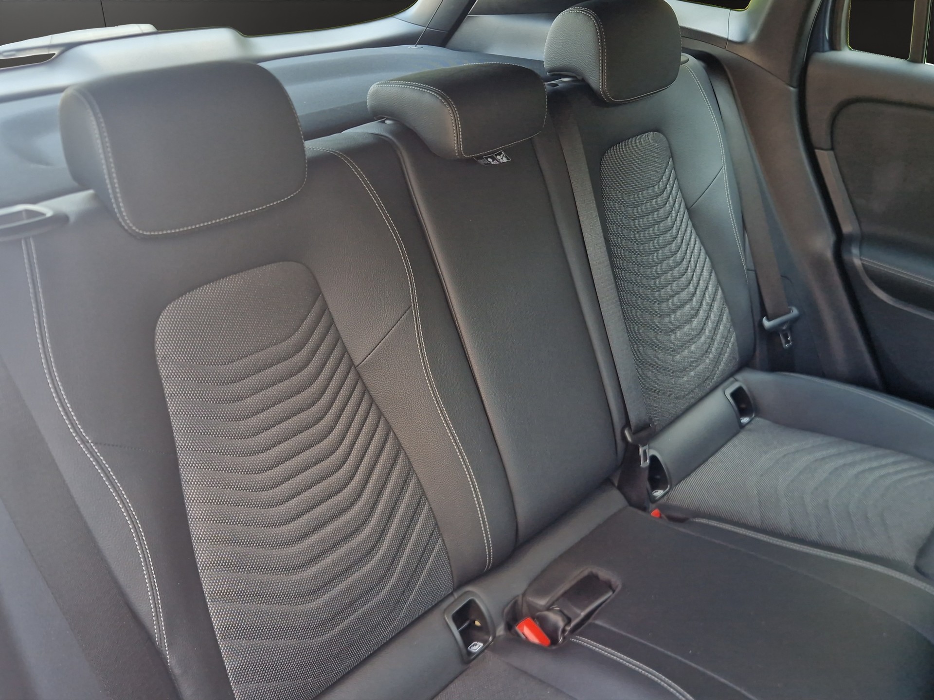MERCEDES-BENZ GLA 180 Style 7G-DCT-image-12