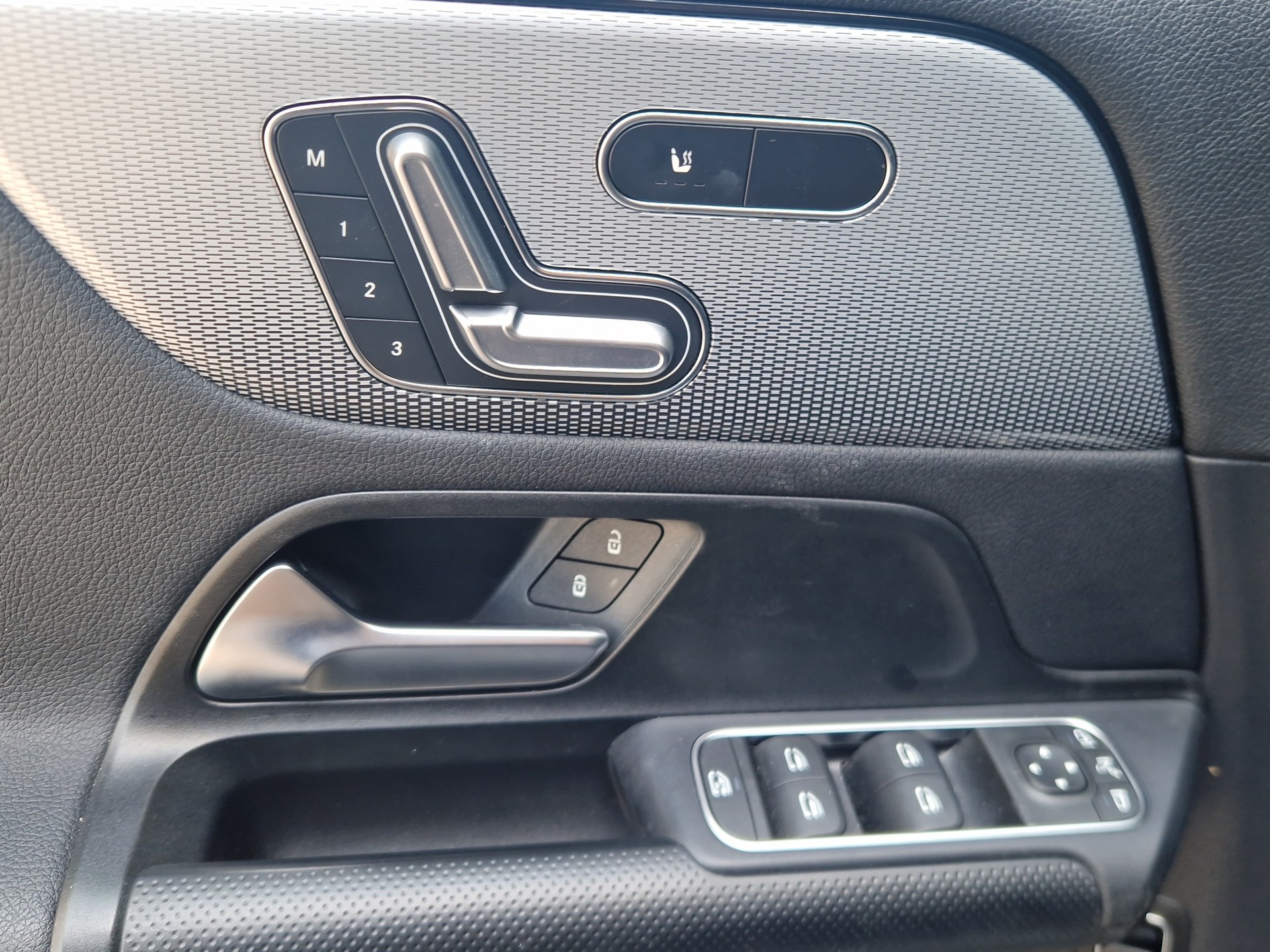 MERCEDES-BENZ GLA 180 Style 7G-DCT-image-14