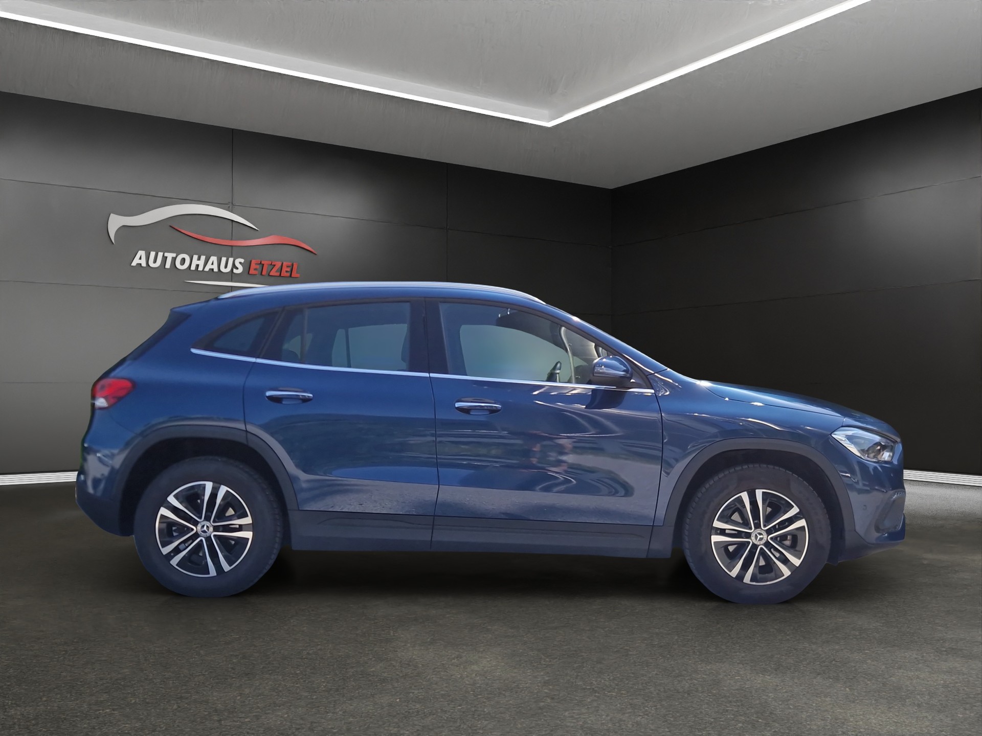 MERCEDES-BENZ GLA 180 Style 7G-DCT-image-3