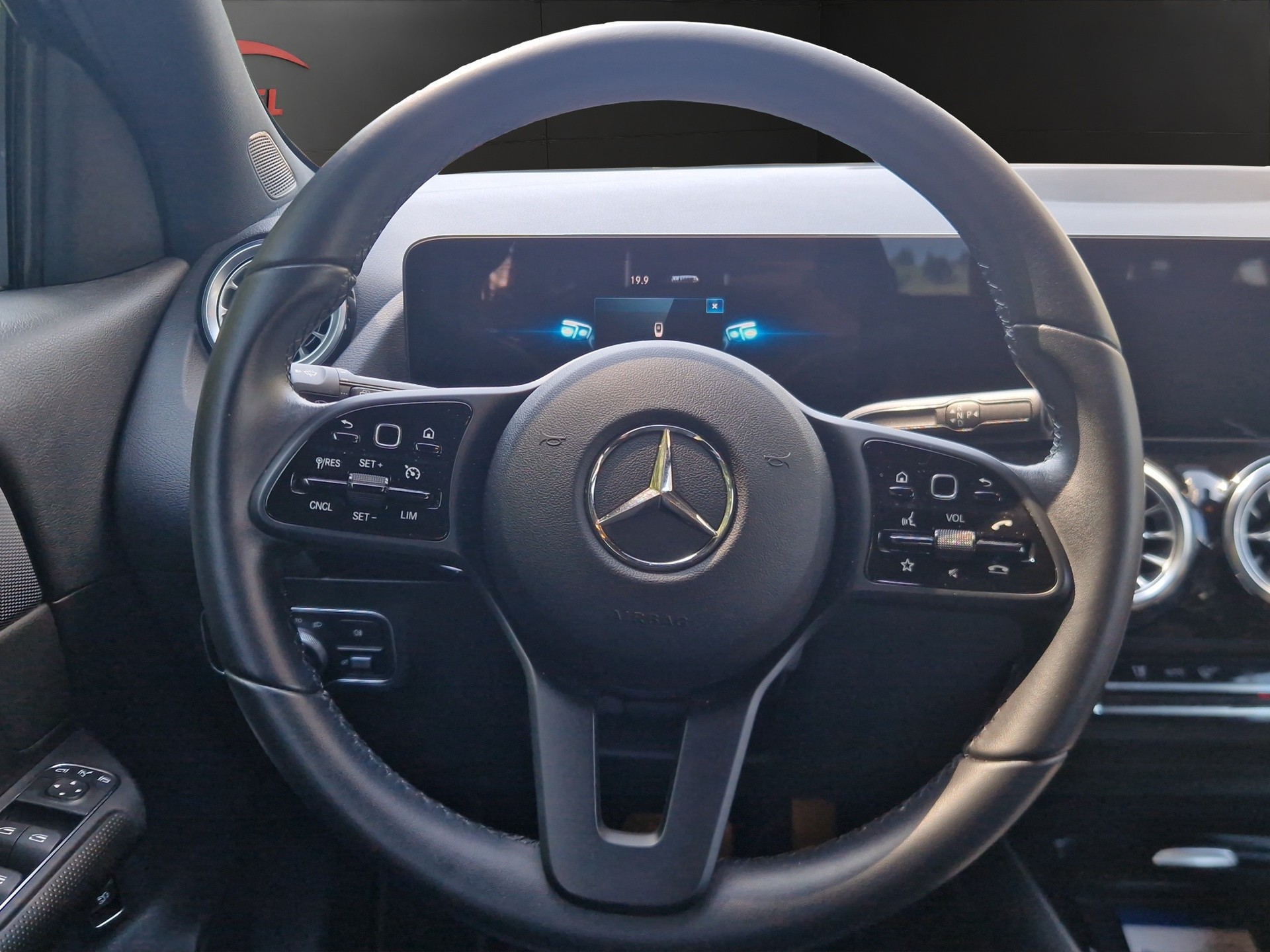 MERCEDES-BENZ GLA 180 Style 7G-DCT-image-9
