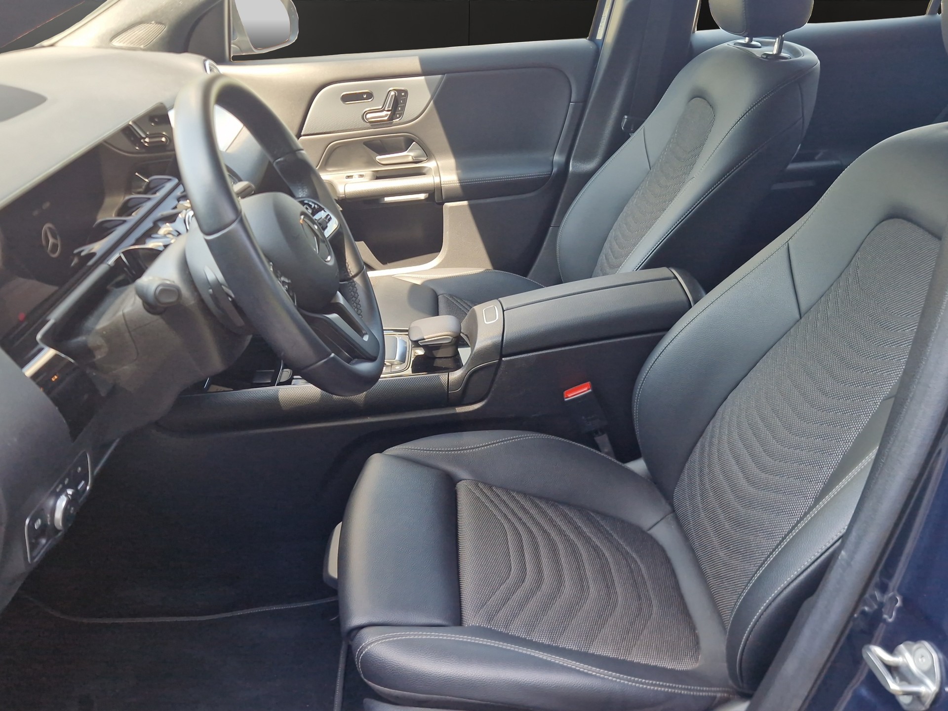 MERCEDES-BENZ GLA 180 Style 7G-DCT-image-8