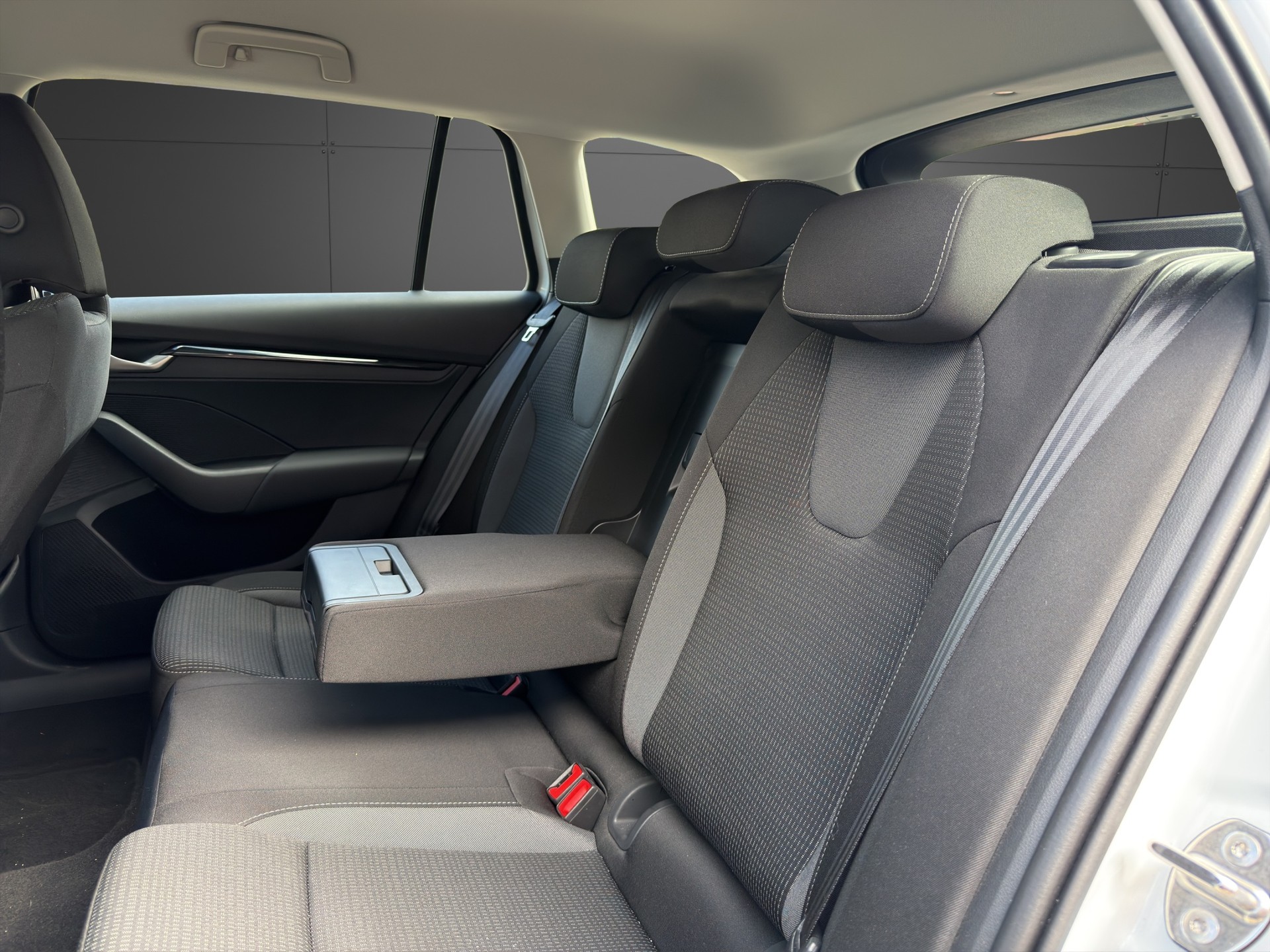 SKODA Octavia Combi 2.0 TDI DSG Selection-image-23