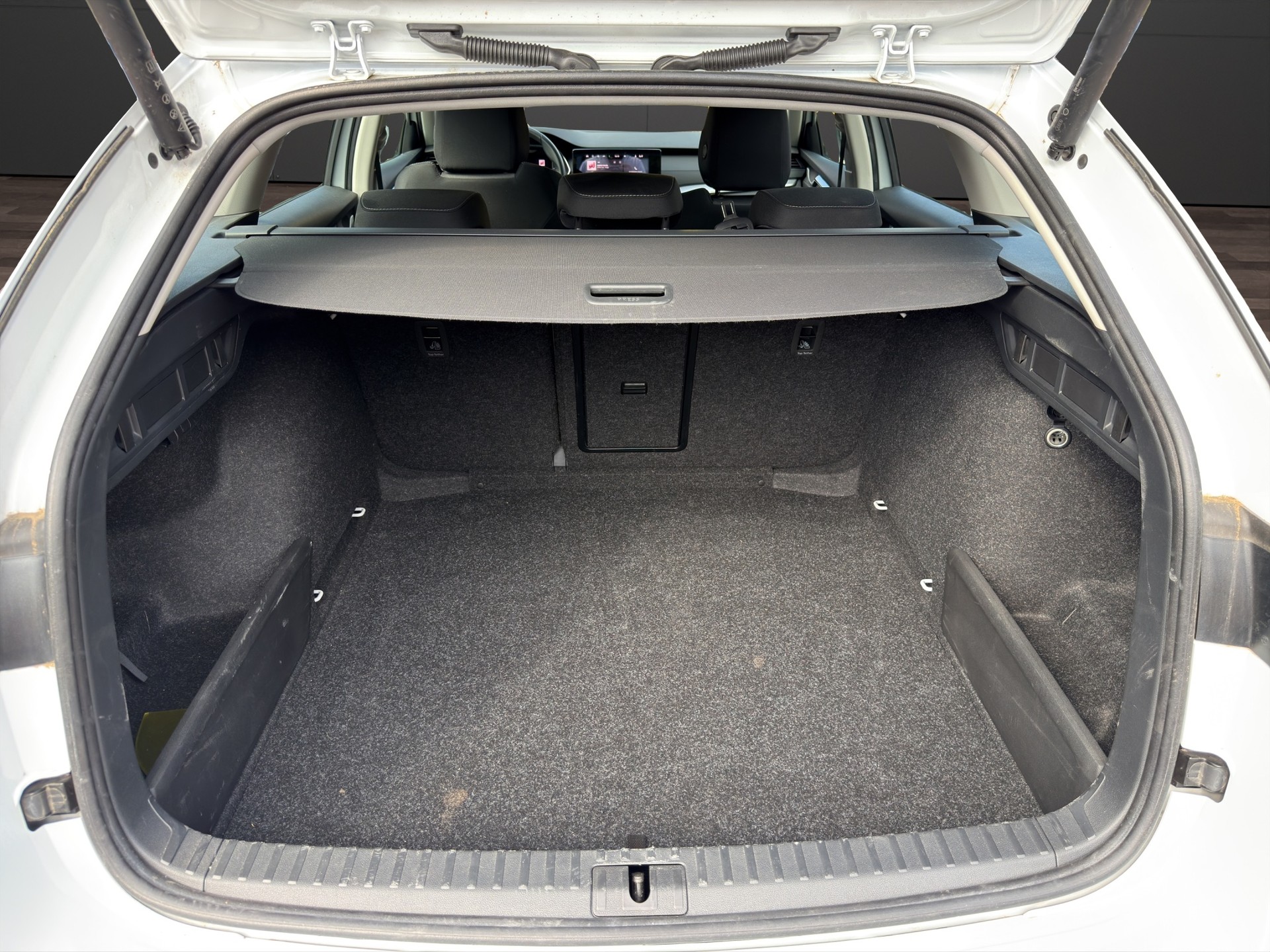 SKODA Octavia Combi 2.0 TDI DSG Selection-image-6