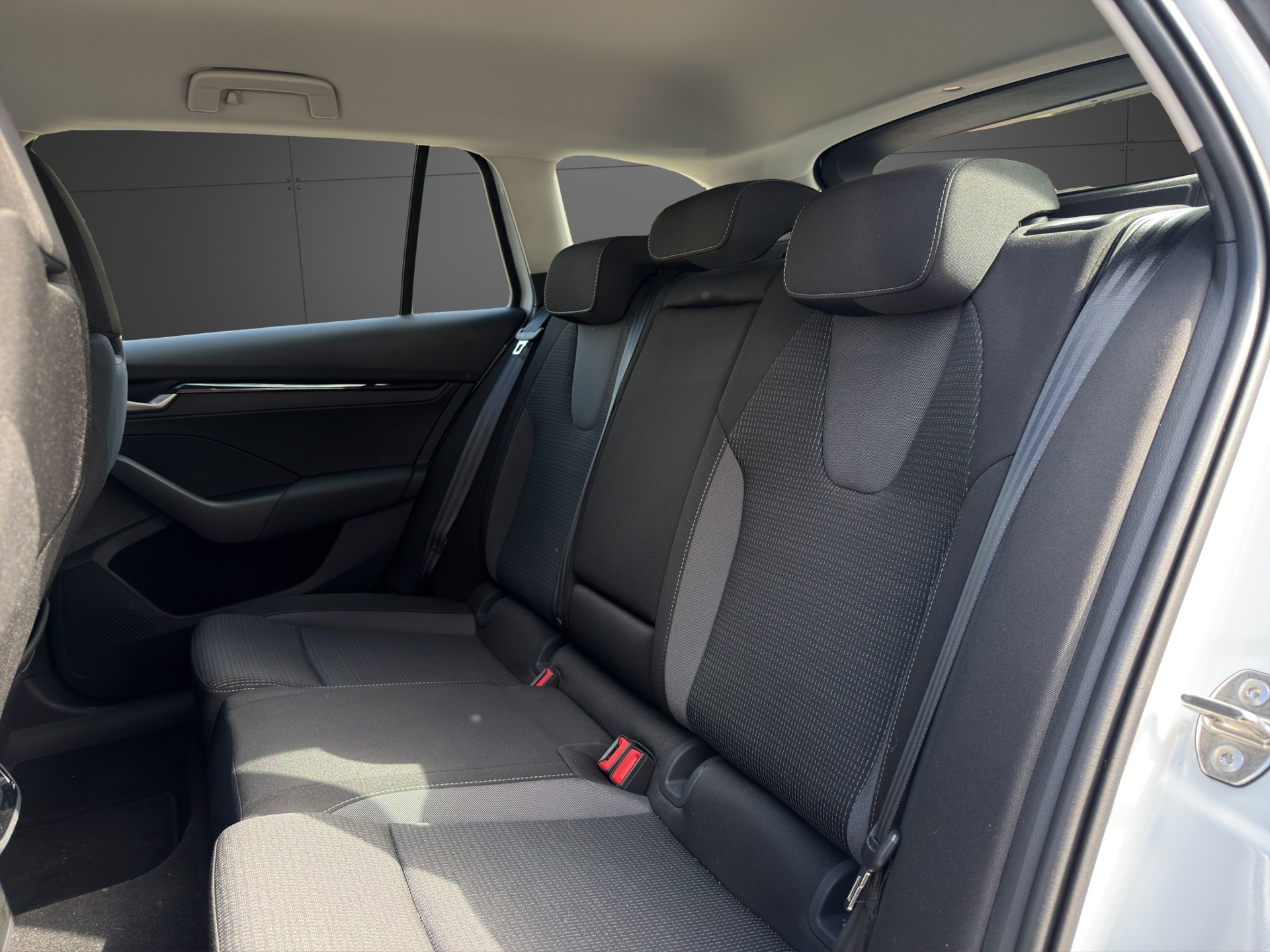 SKODA Octavia Combi 2.0 TDI DSG Selection-image-22