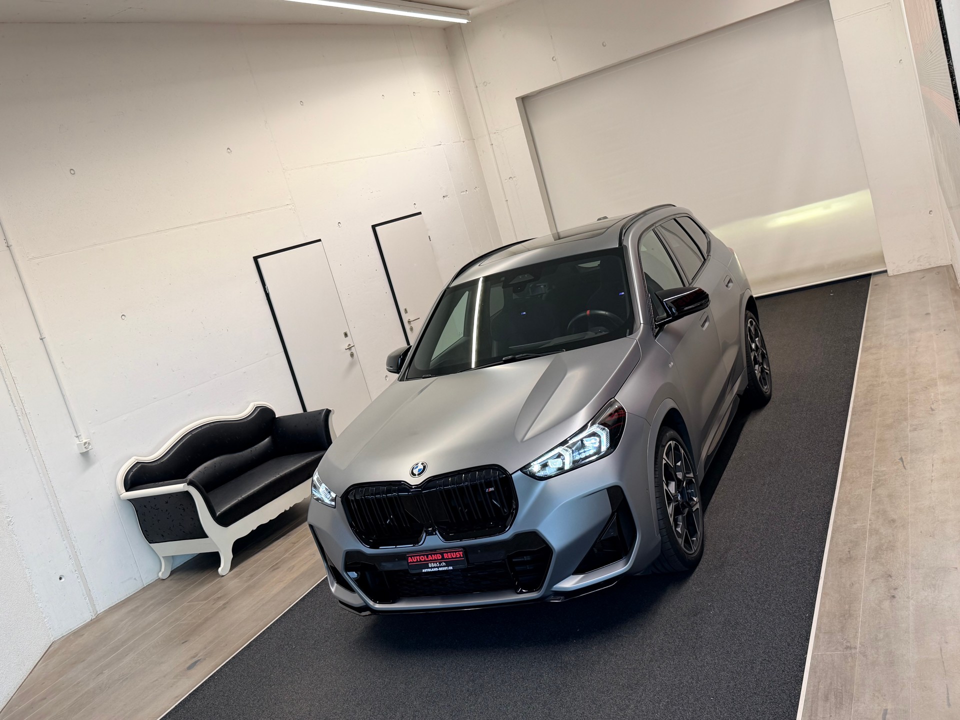 BMW X1 xDrive M35i-showroom-element-3