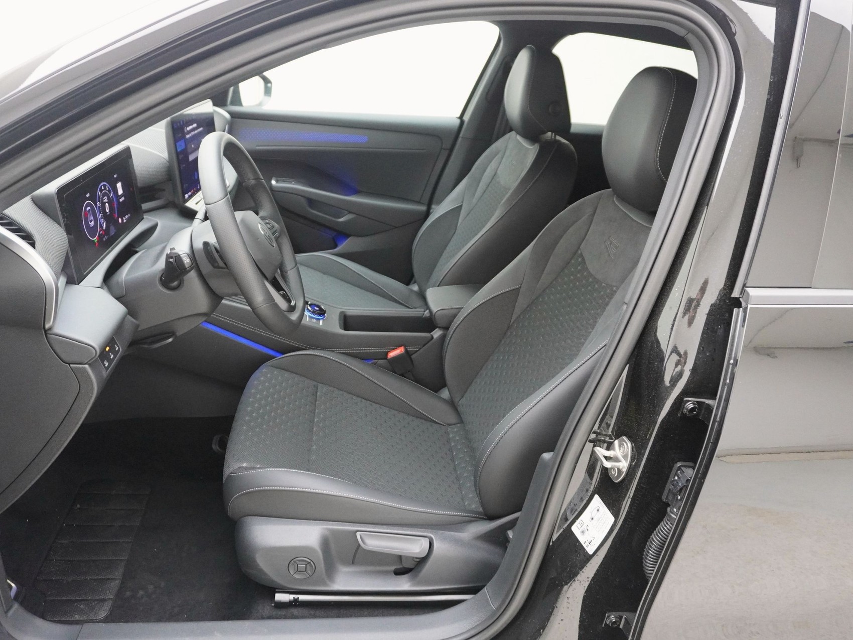 VW T-Roc 1.5 eTSI R-Line DSG-image-12